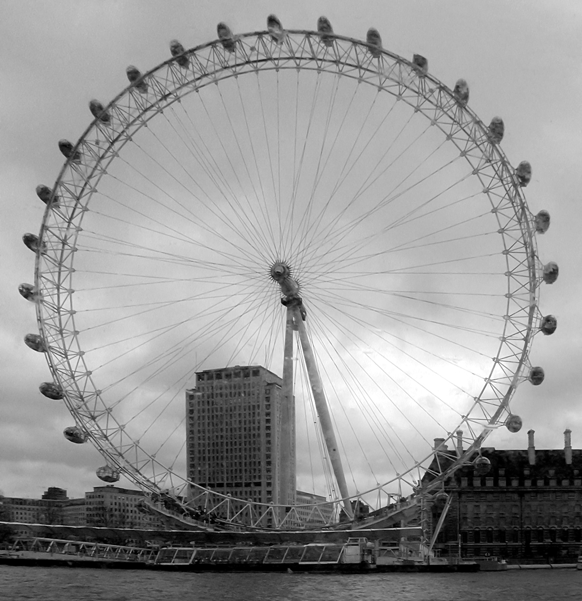 Nikon E990 sample photo. London eye in the rain photography