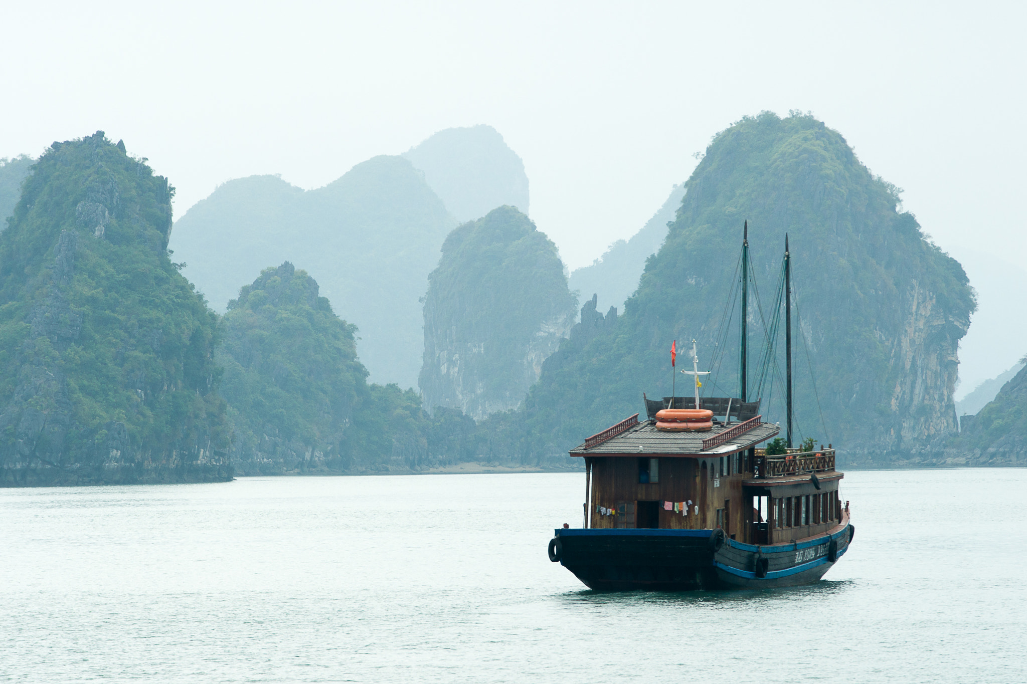 Sony Alpha DSLR-A700 + Sigma M-AF 70-200mm F2.8 EX APO sample photo. In the  fogy halong bay photography