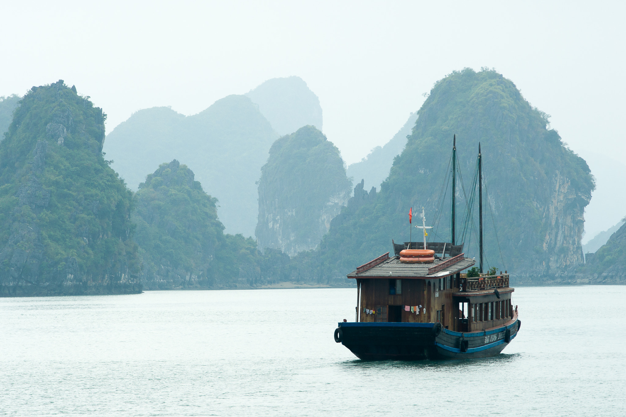 Sigma M-AF 70-200mm F2.8 EX APO sample photo. In the  fogy halong bay photography