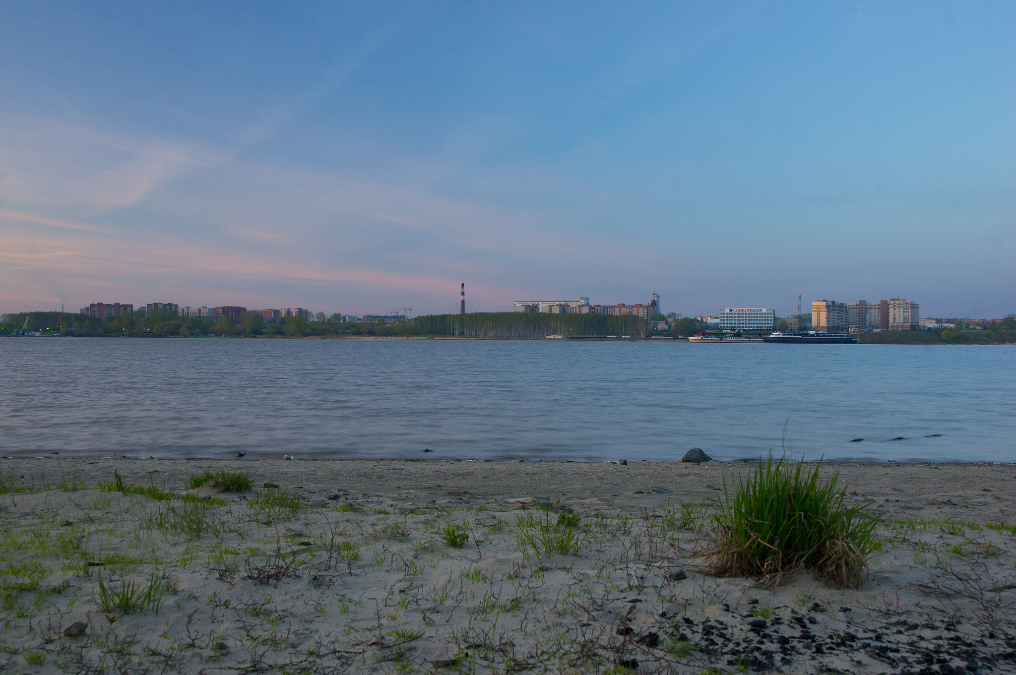 Sony Alpha DSLR-A580 sample photo. Berd city on the river photography