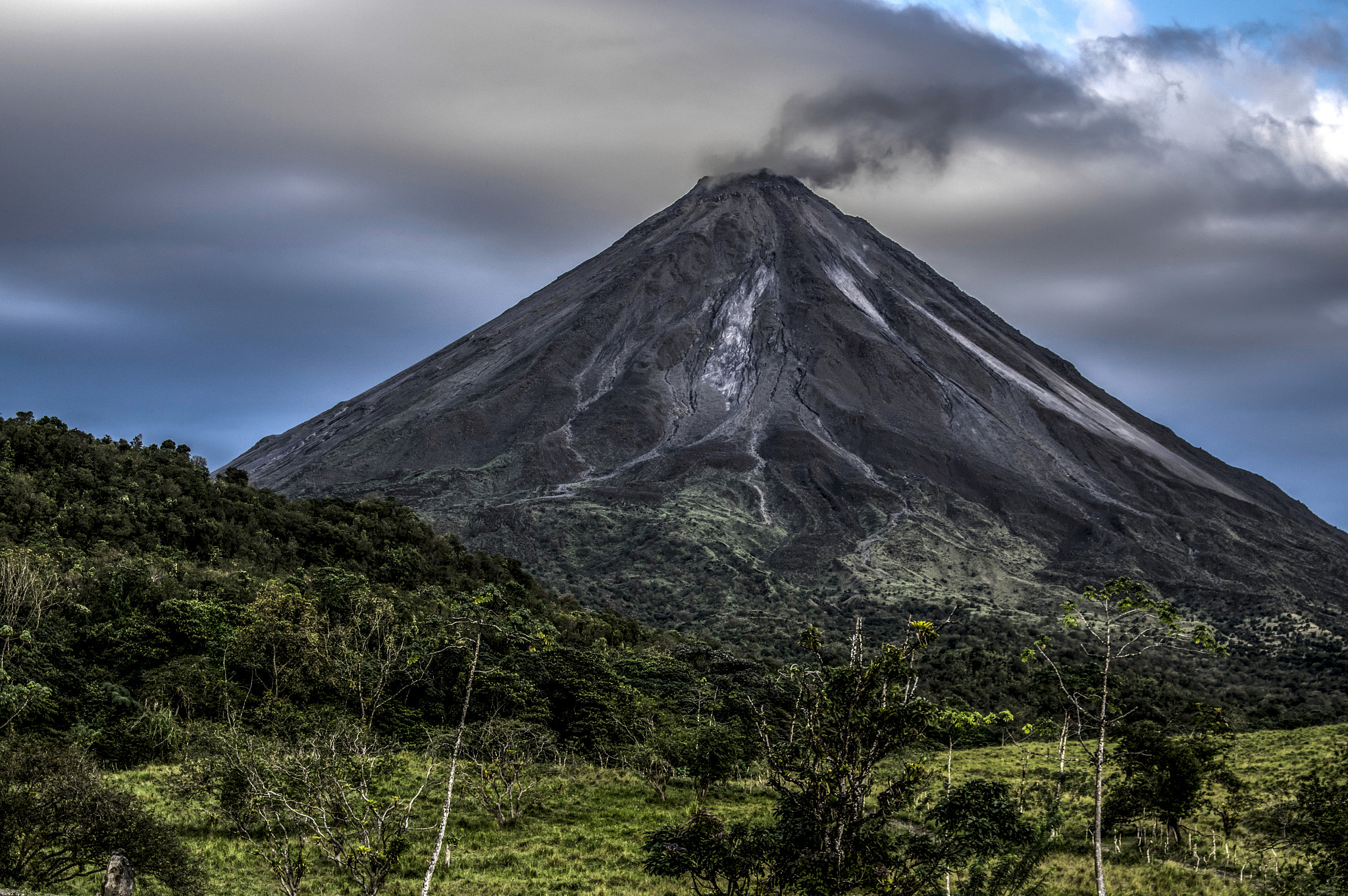 Pentax K-3 II + Tamron AF 28-75mm F2.8 XR Di LD Aspherical (IF) sample photo. Arenal volcano photography