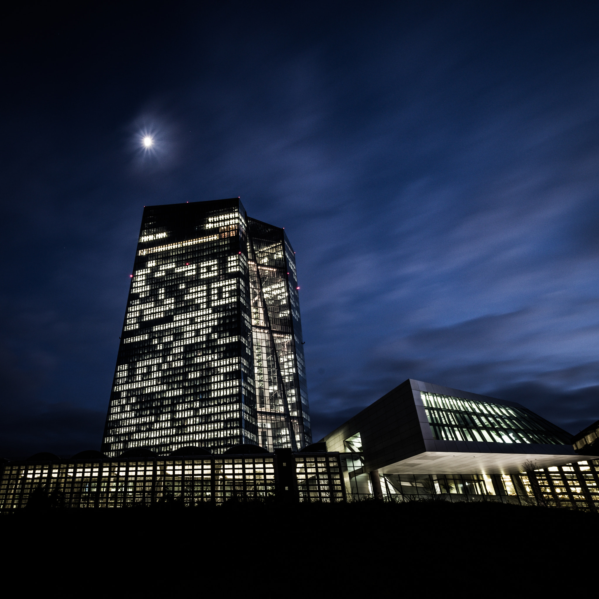 Pentax K-S2 sample photo. Ecb during blue hour photography