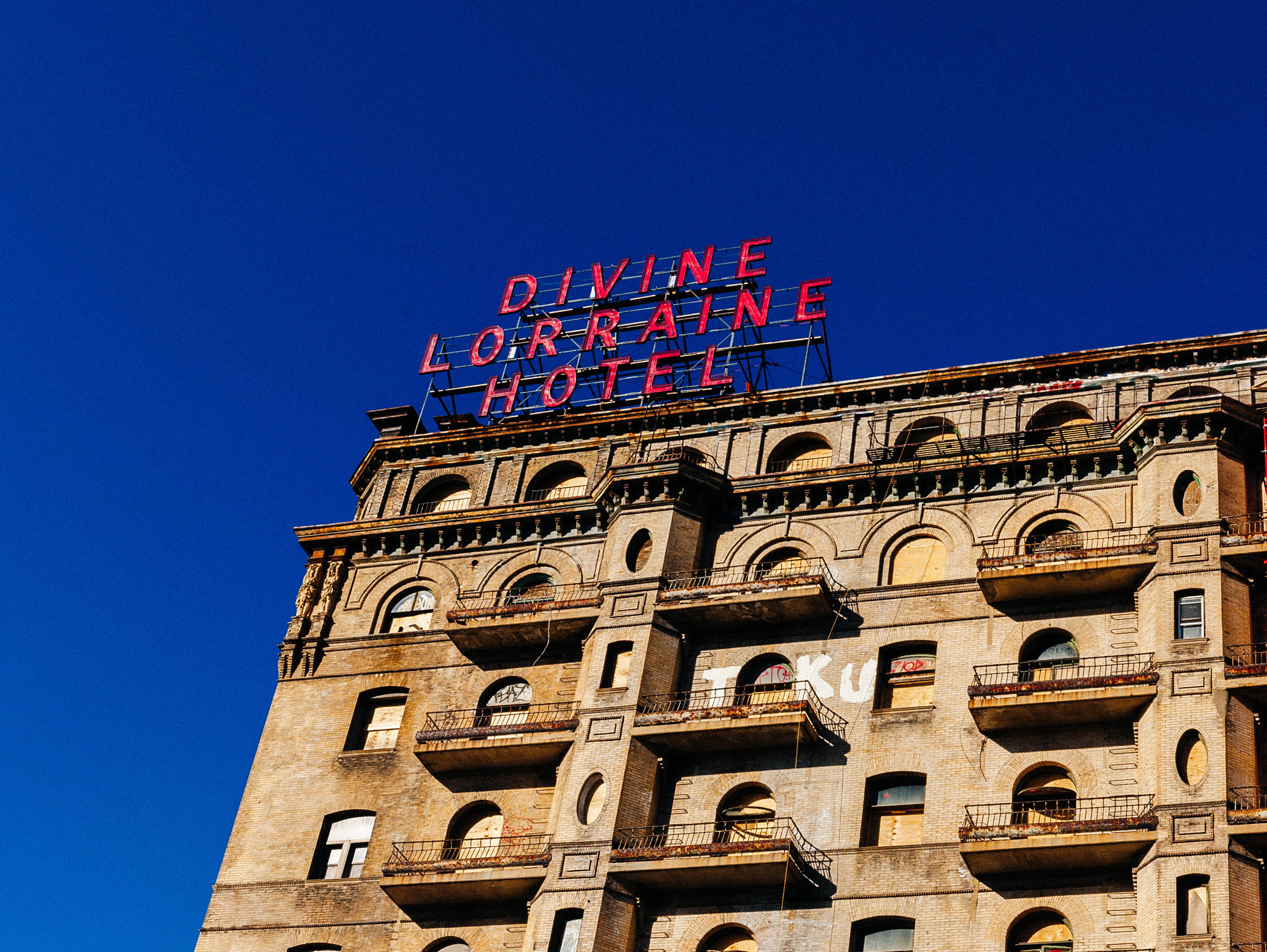 Canon EF 24-70mm F4L IS USM sample photo. No more parties in philly photography