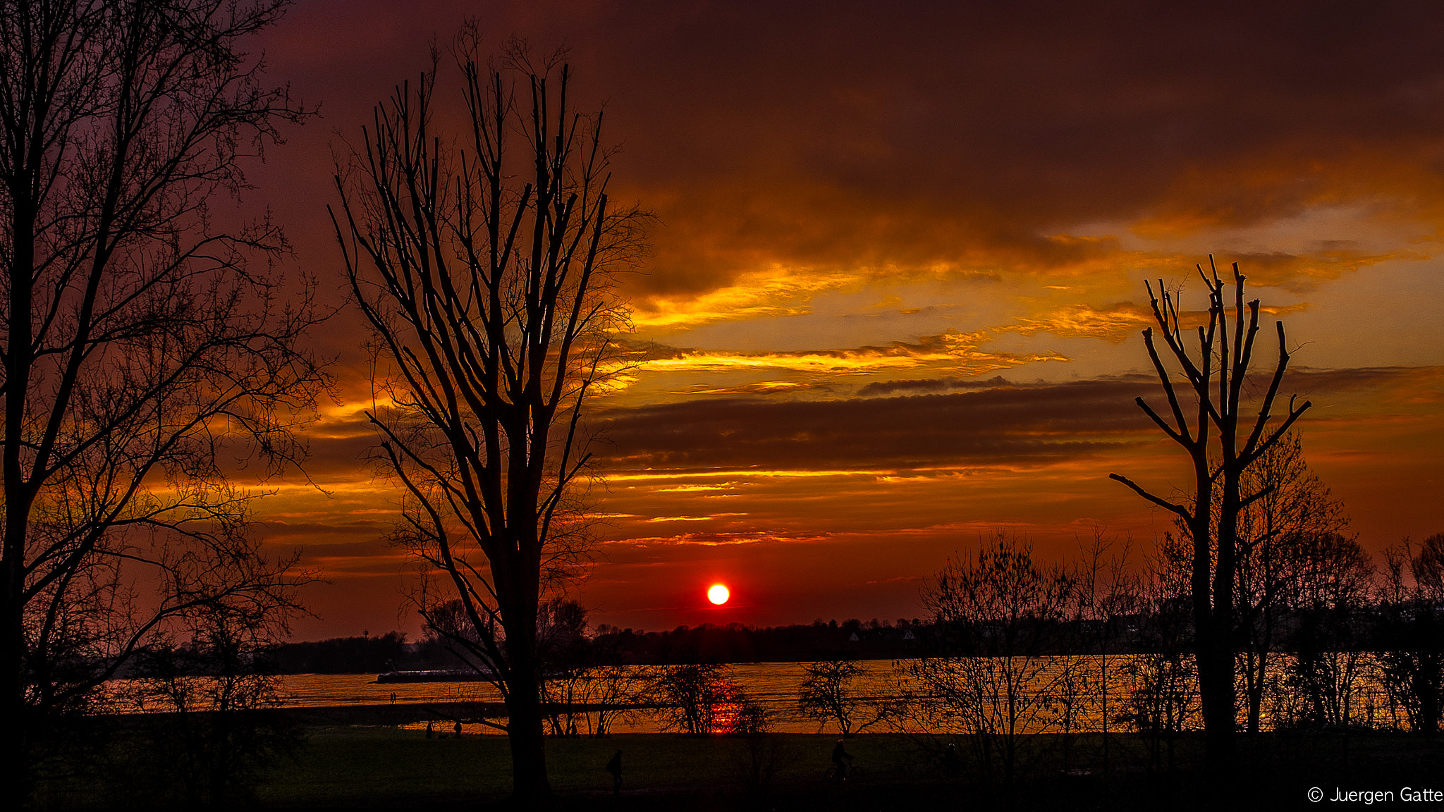 ZEISS Touit 32mm F1.8 sample photo. Sunset in düsseldorf photography