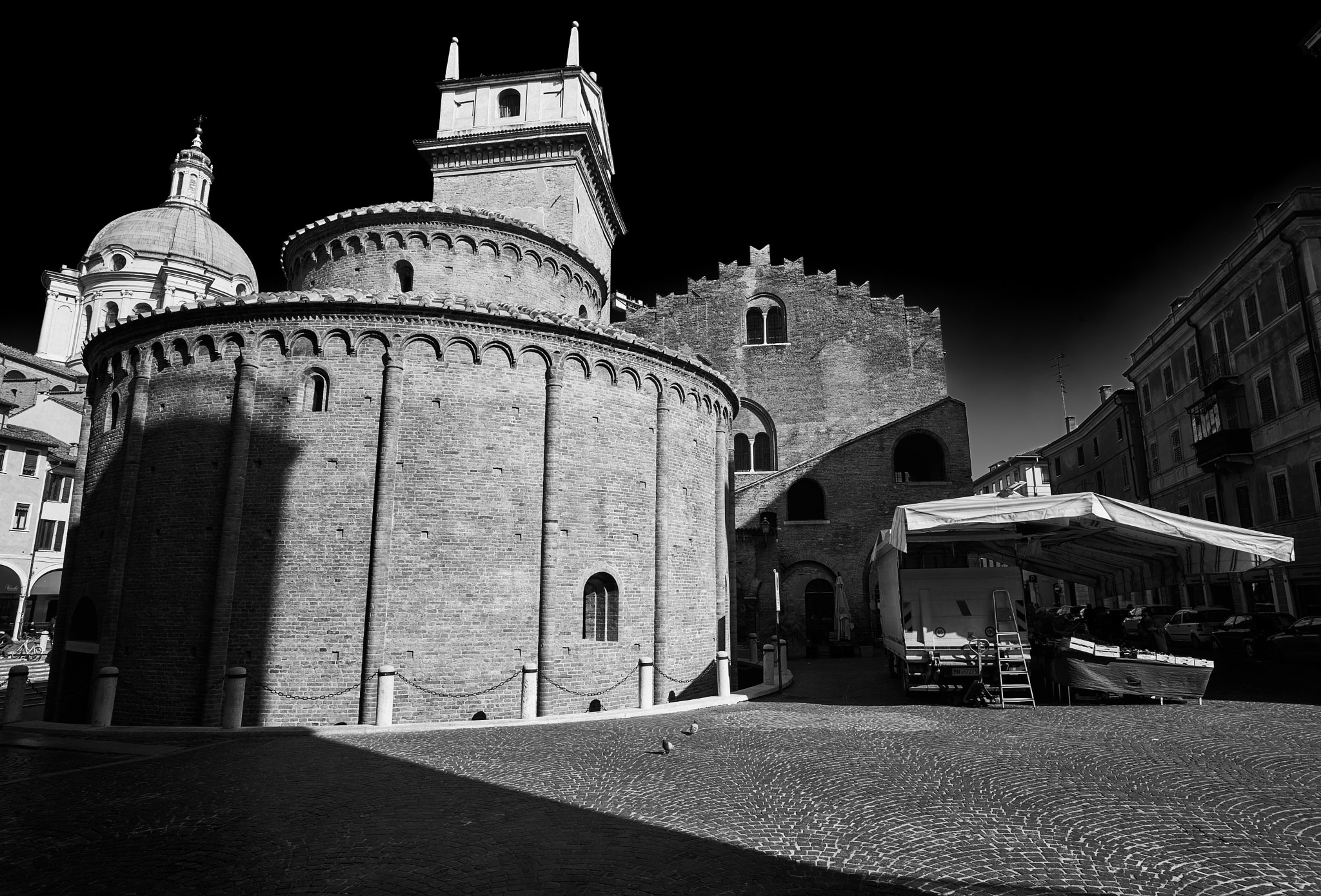 Sony Vario-Sonnar T* 16-35mm F2.8 ZA SSM sample photo. La rotonda photography