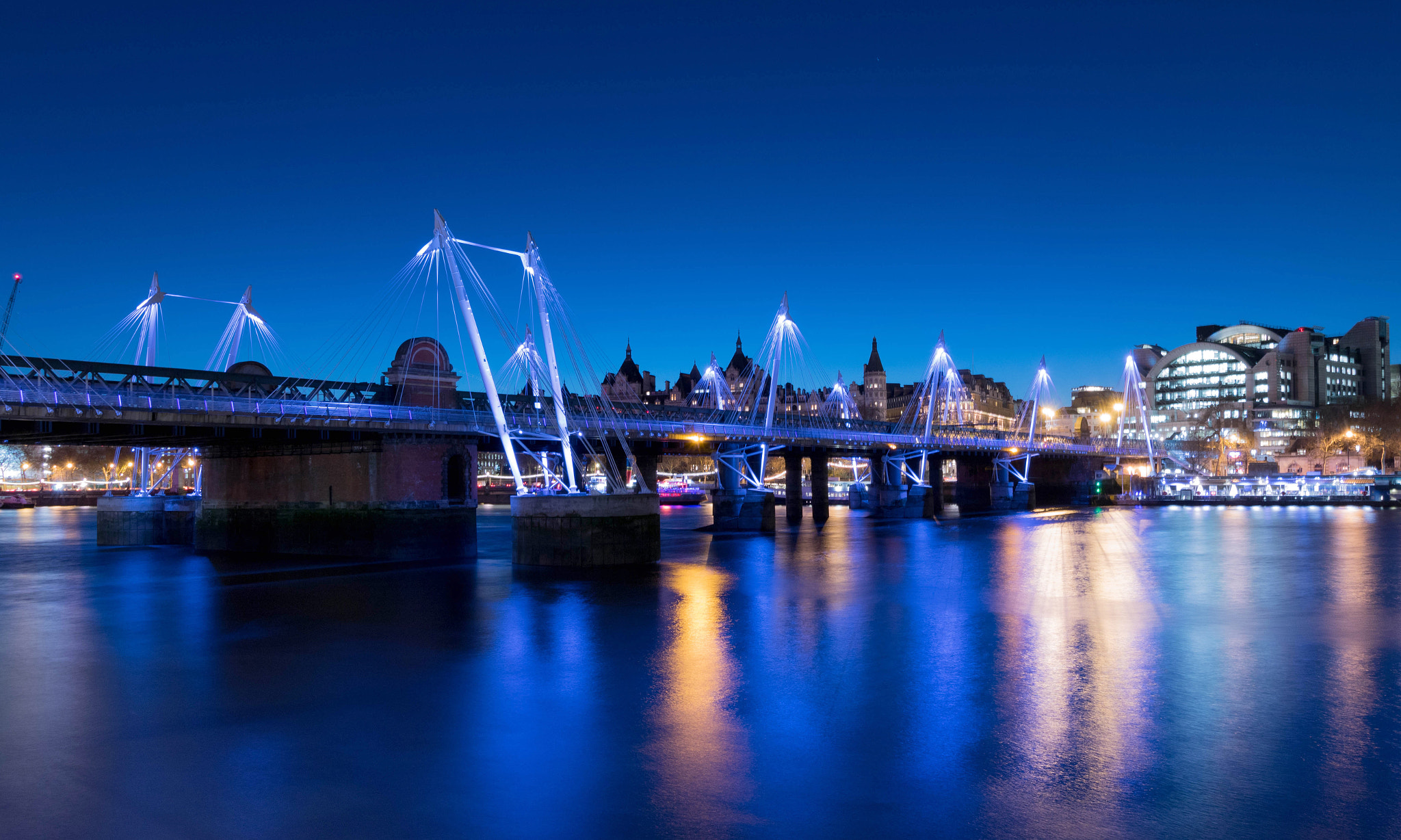Canon EF-S 10-18mm F4.5–5.6 IS STM sample photo. Hungerford bridge photography