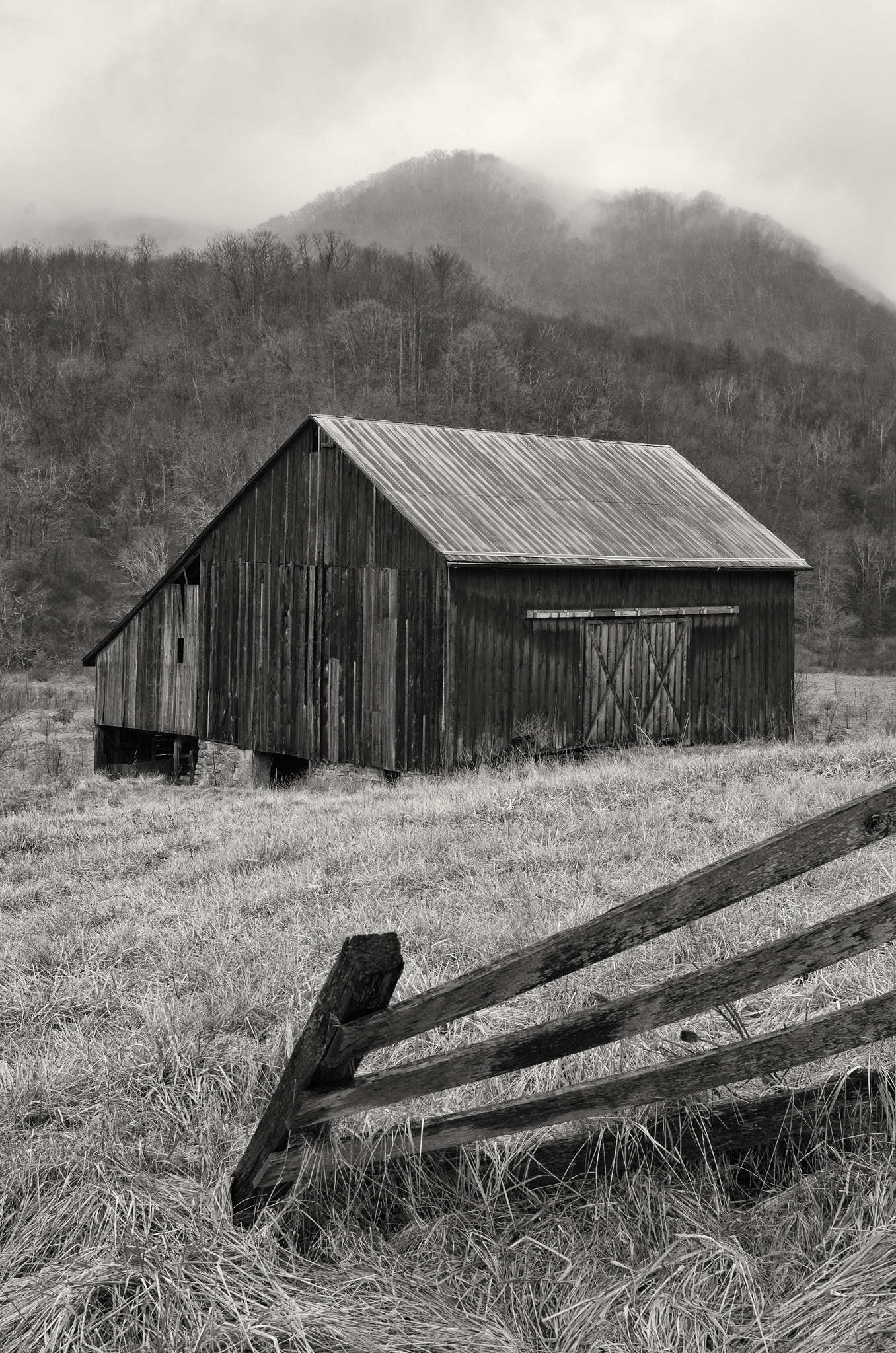Pentax K-30 + Pentax smc DA 35mm F2.4 AL sample photo. Virginia barn b/w photography