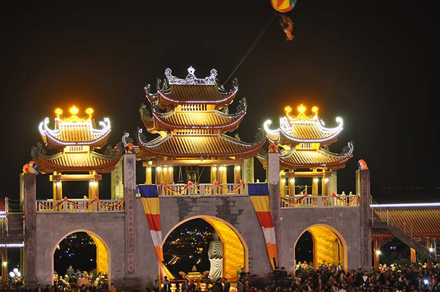 AF Zoom-Nikkor 28-70mm f/3.5-4.5D sample photo. Du lịch chùa ba vàng photography