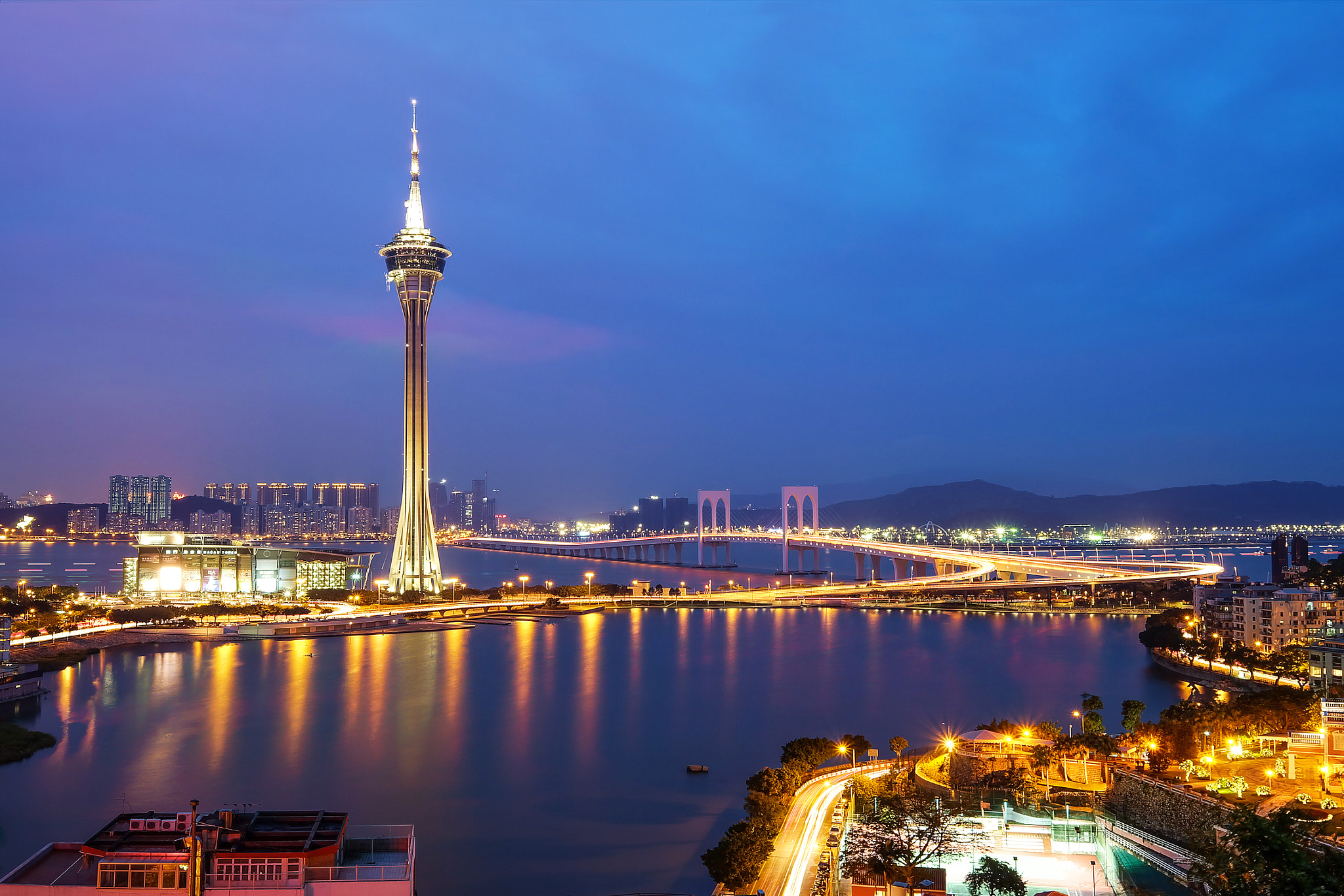 Fujifilm X-A2 + Fujifilm XF 10-24mm F4 R OIS sample photo. Night view of macau tower in twilight time photography