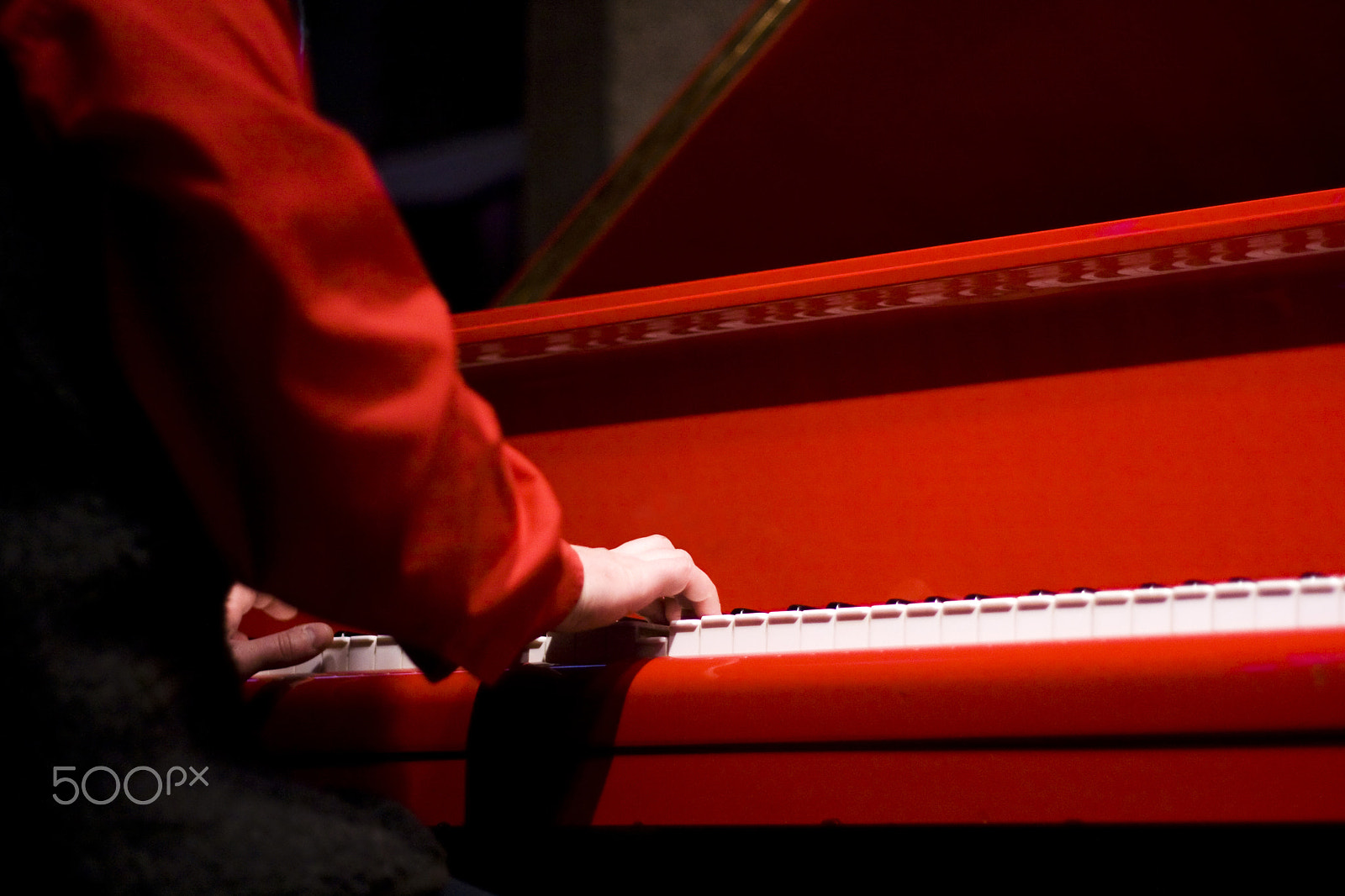 Canon EOS 400D (EOS Digital Rebel XTi / EOS Kiss Digital X) + Canon EF 50mm f/1.8 sample photo. Hands of the pianist at the red piano photography