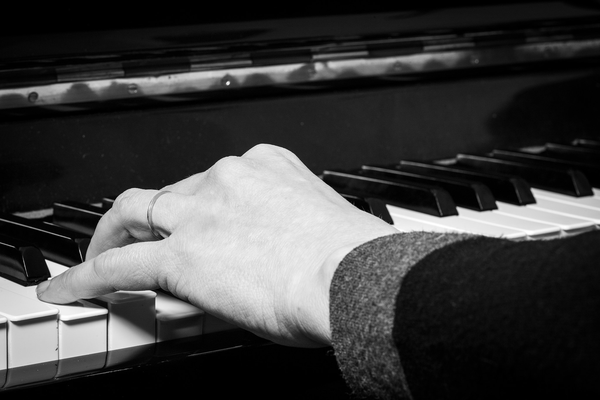 Canon EOS-1D Mark III sample photo. Left hand piano playing... photography