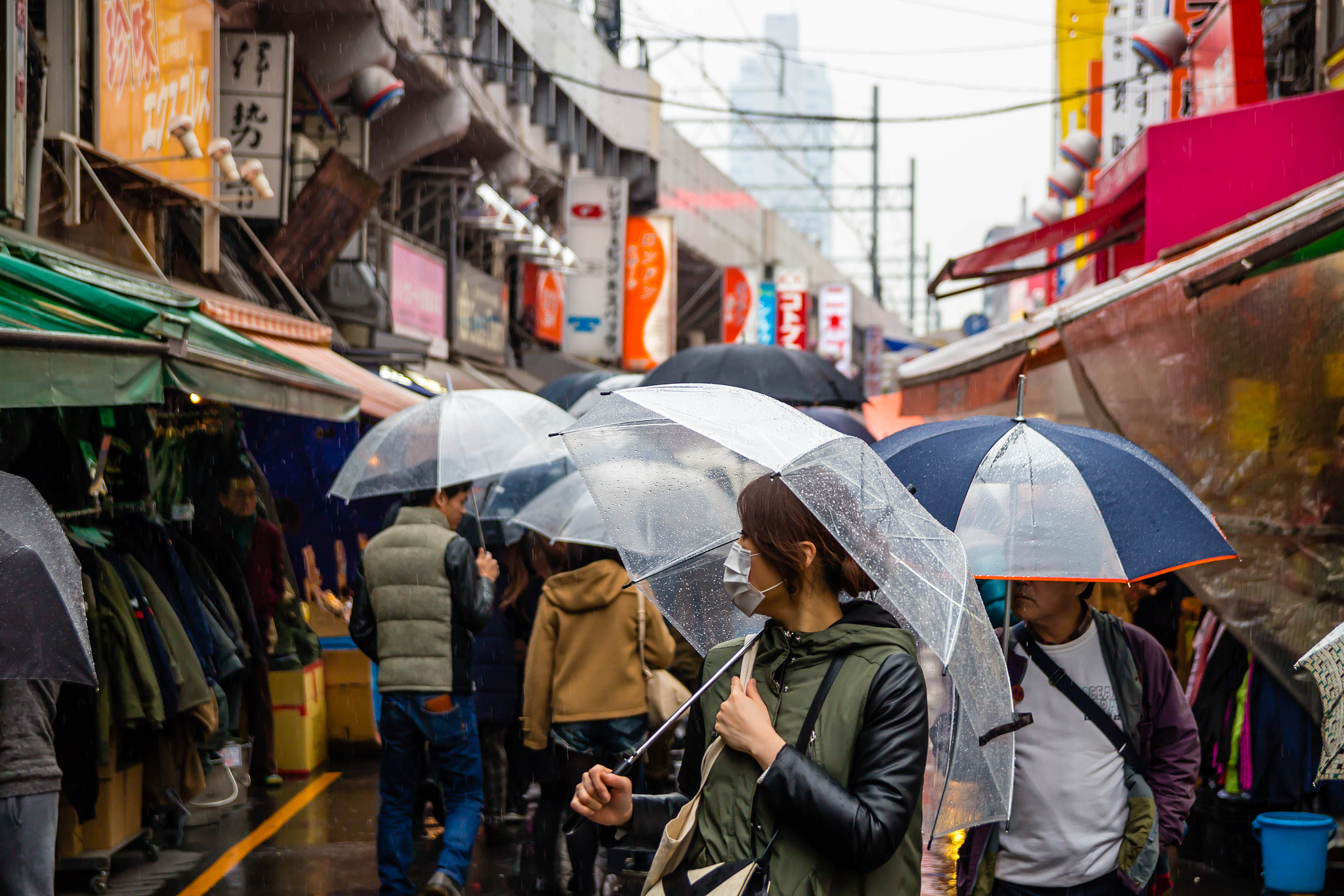 Canon EOS 100D (EOS Rebel SL1 / EOS Kiss X7) sample photo. Rainy ameya-yokocho photography