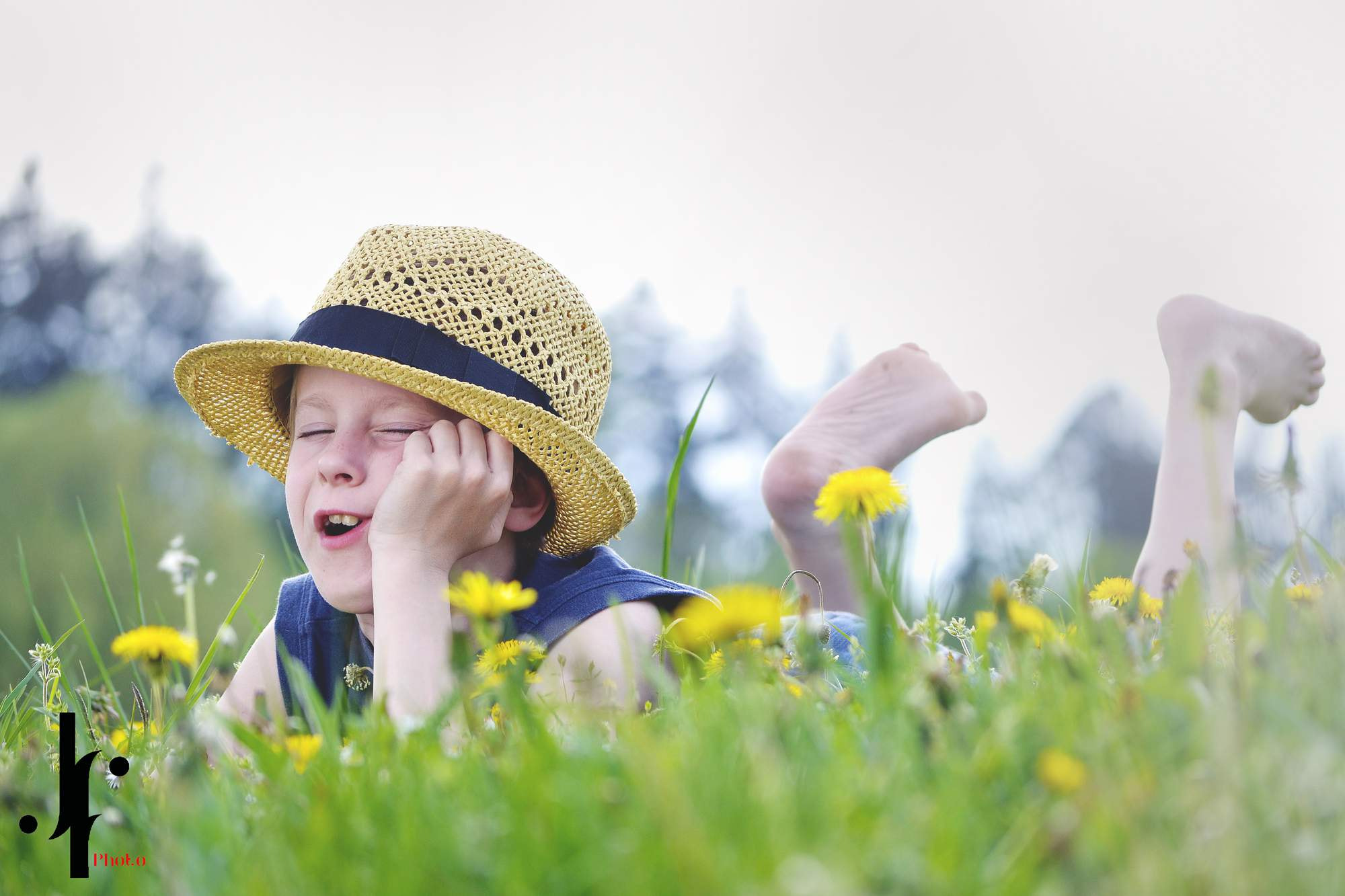 AF Zoom-Nikkor 28-70mm f/3.5-4.5D sample photo. Relax in the grass photography