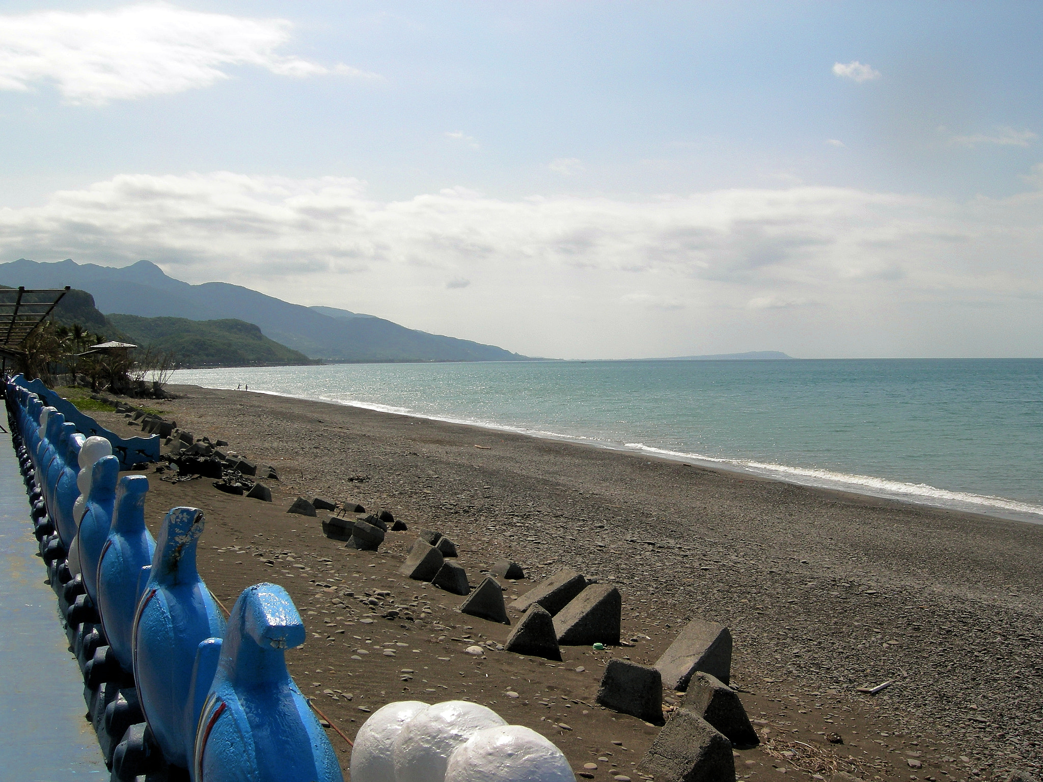 Nikon COOLPIX P1 sample photo. Sunny beach with coastline photography