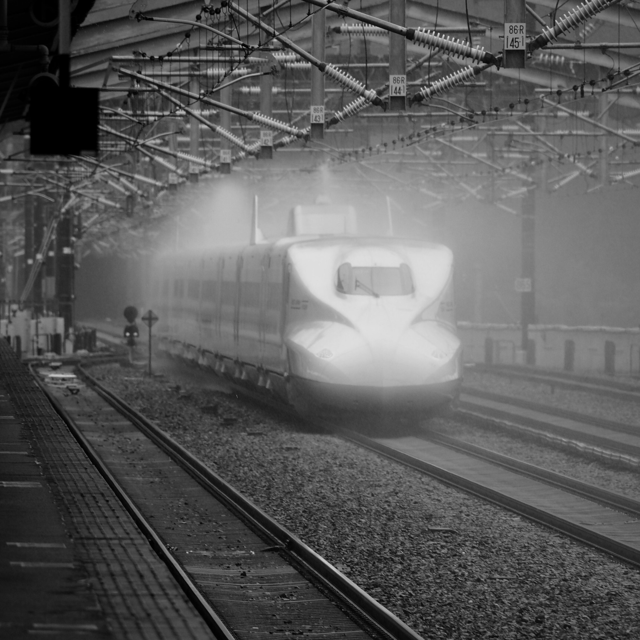 Olympus OM-D E-M10 II sample photo. 雨の日の新幹線 shinkansen on a rainy day photography
