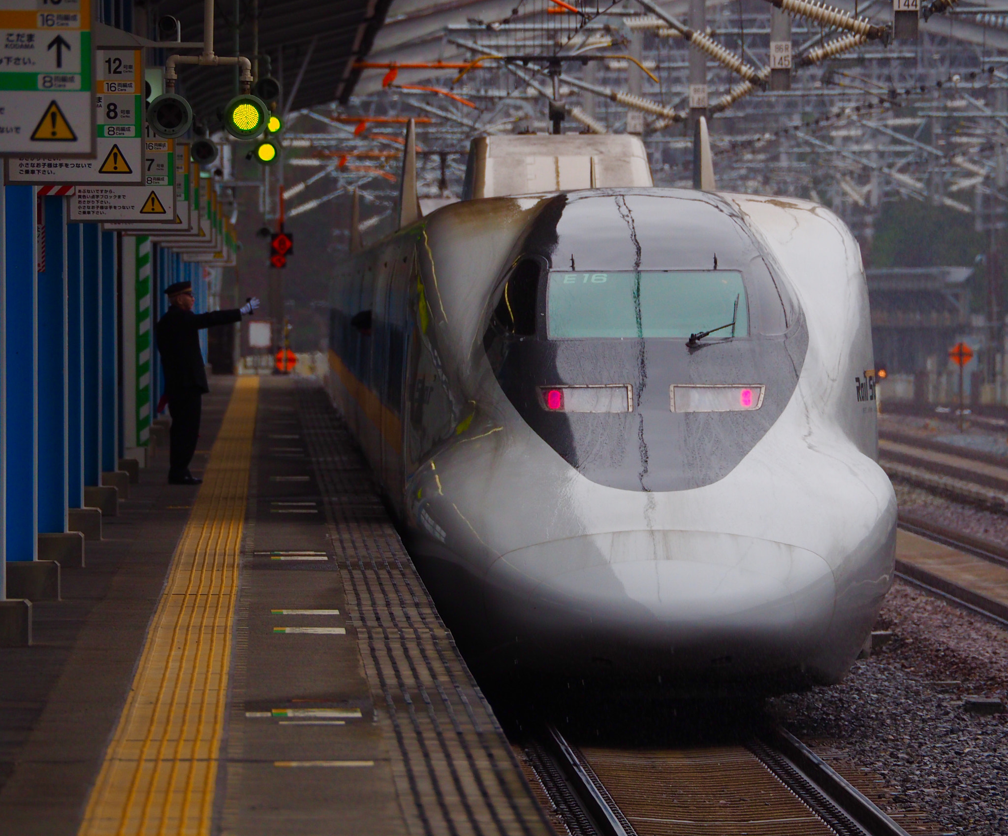 Olympus OM-D E-M10 II sample photo. 発車 departure photography