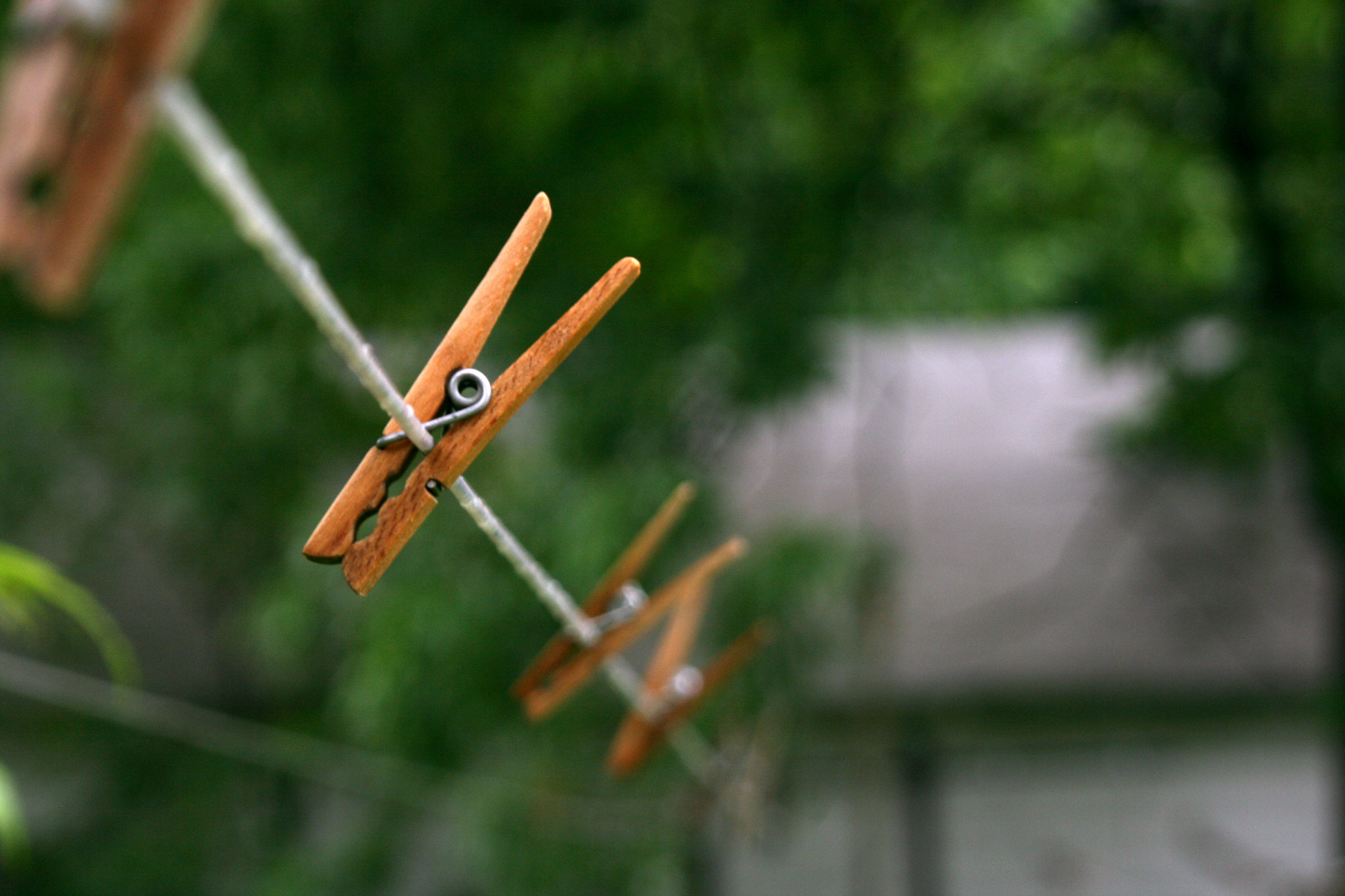 Canon EOS 400D (EOS Digital Rebel XTi / EOS Kiss Digital X) sample photo. Clothespin photography