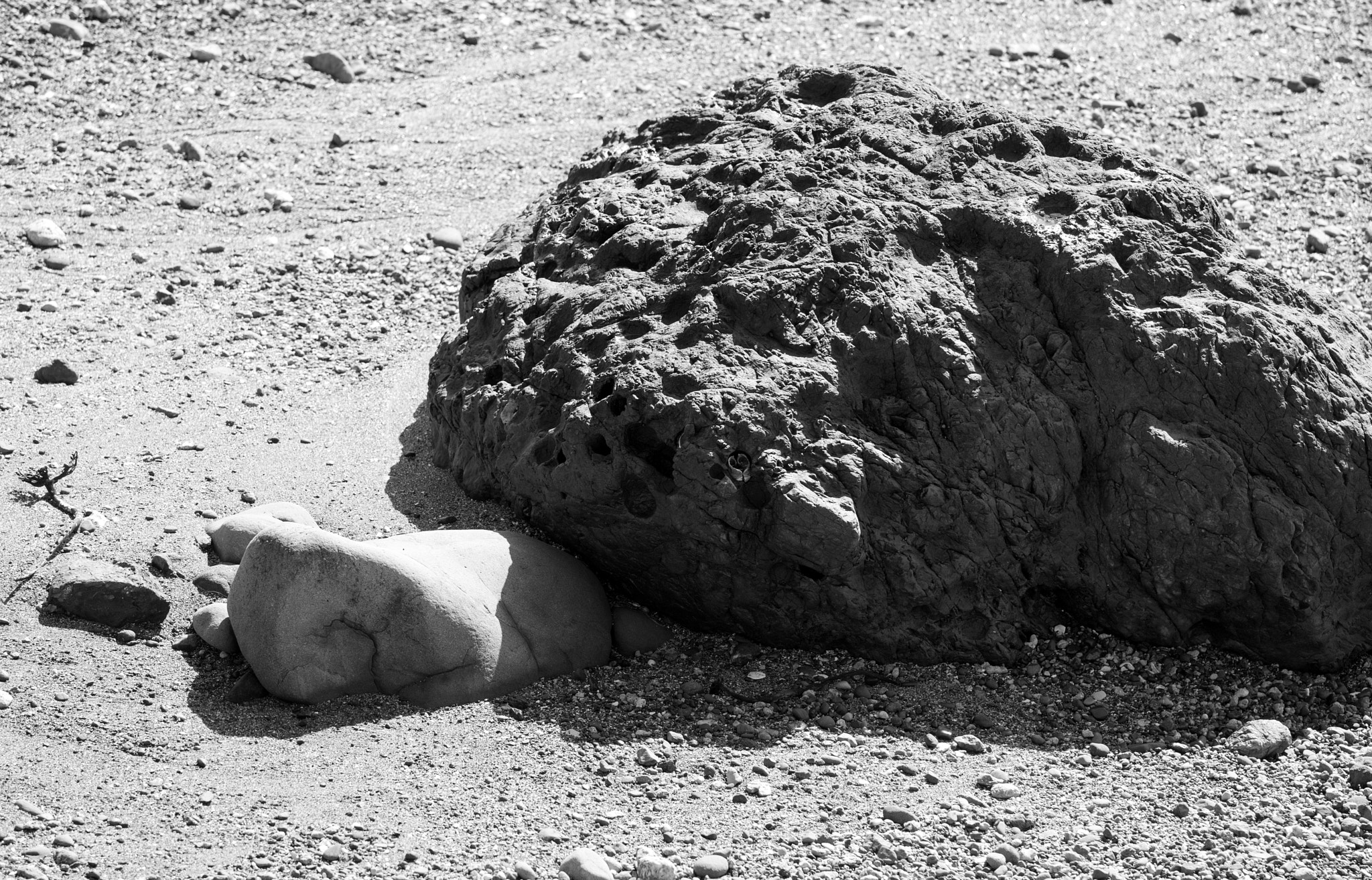Nikon AF-S Nikkor 70-200mm F4G ED VR sample photo. Beneath a rock and a hardplace photography