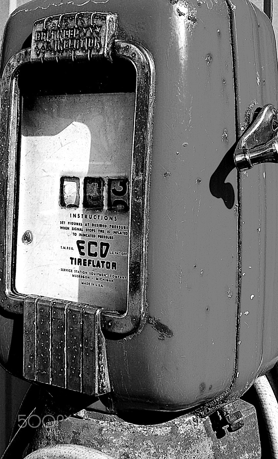 Kodak EASYSHARE M575 DIGITAL CAMERA sample photo. Old eco air pump at old gas station photography