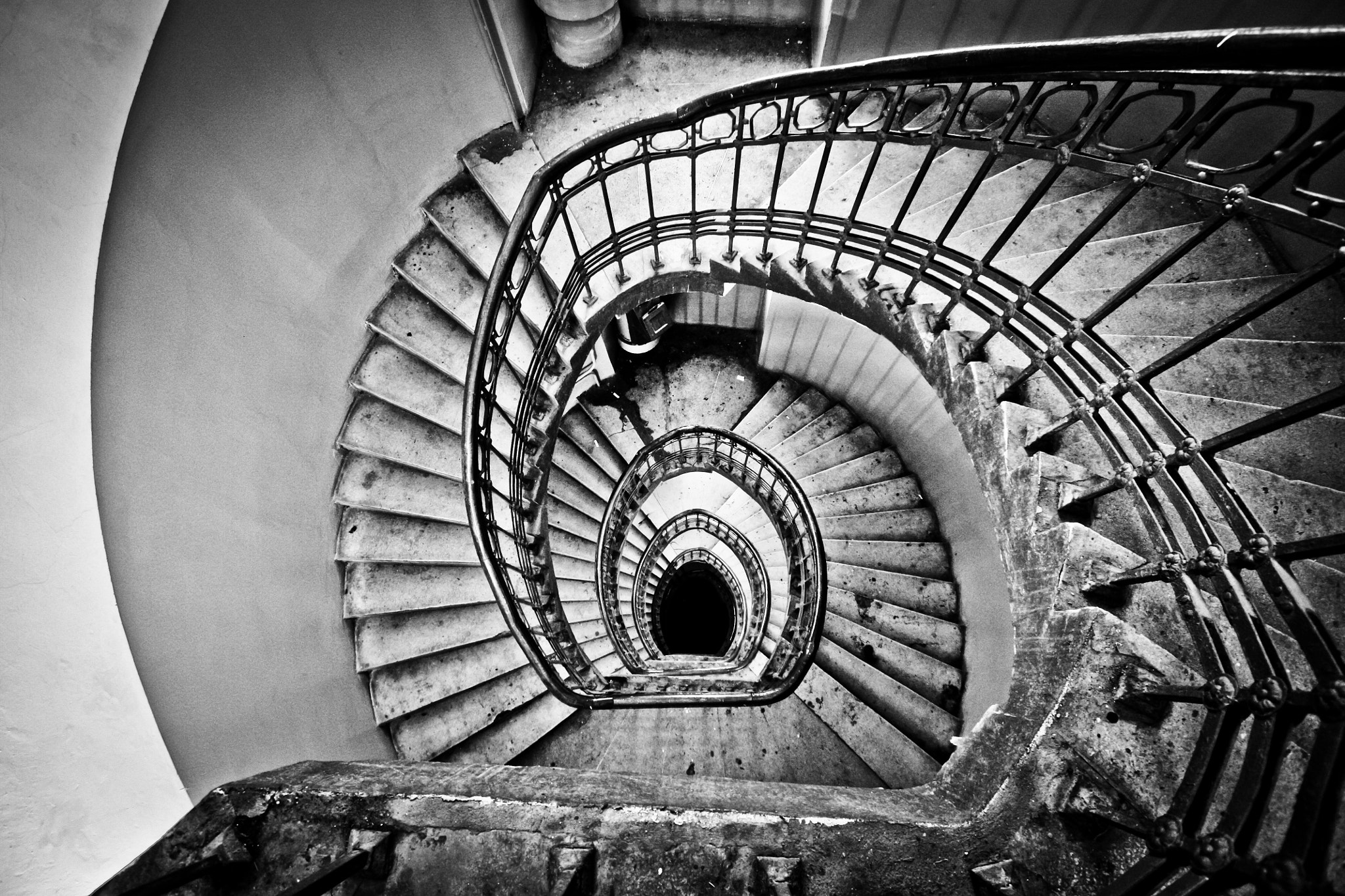 Canon EOS 450D (EOS Rebel XSi / EOS Kiss X2) + Sigma 10-20mm F3.5 EX DC HSM sample photo. Black and white staircase in the old house photography