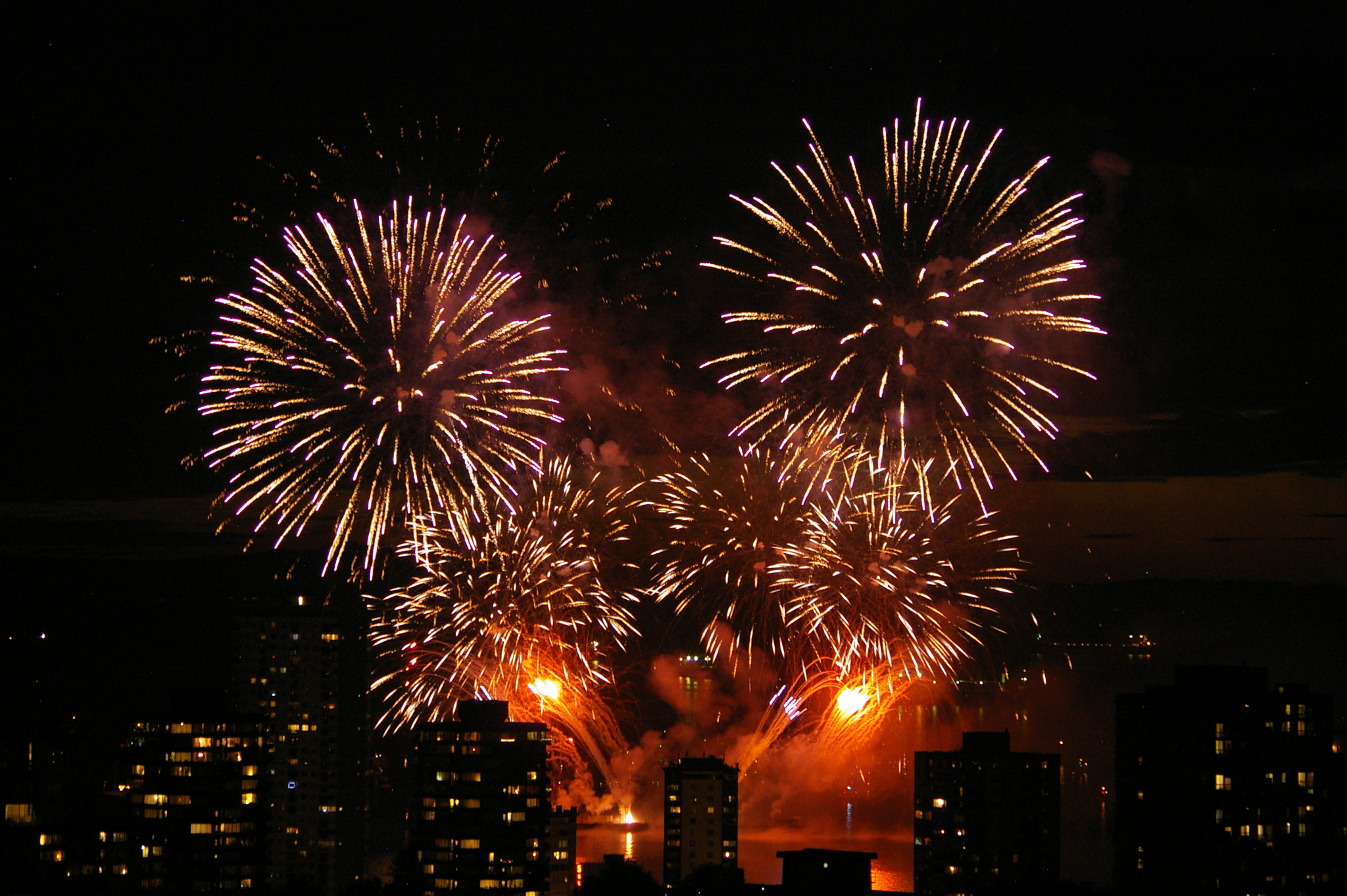 Pentax K100D + Pentax smc DA 50-200mm F4-5.6 ED sample photo. Fireworks in vancouver photography