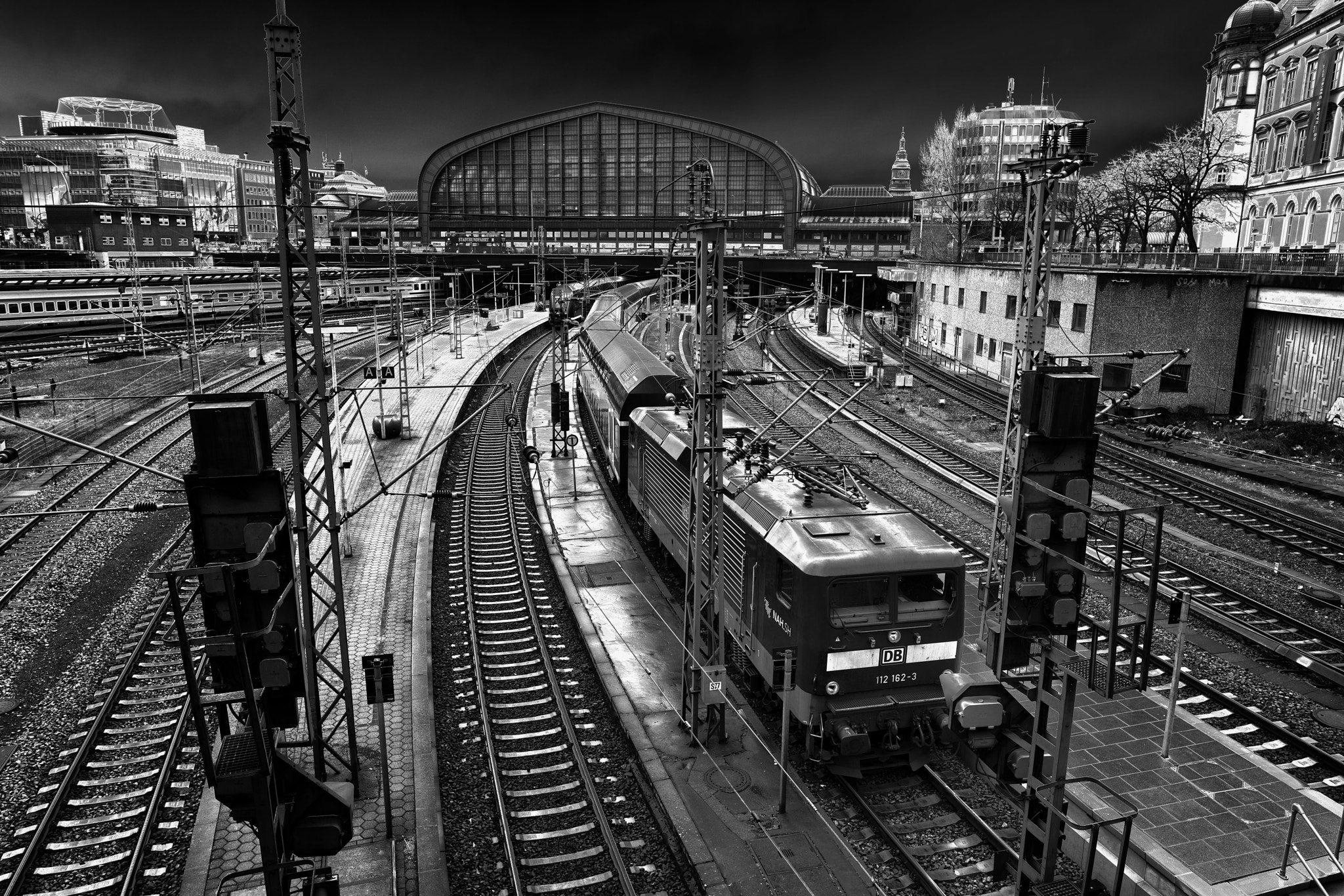 24mm F1.4 sample photo. Hauptbahnhof hamburg photography