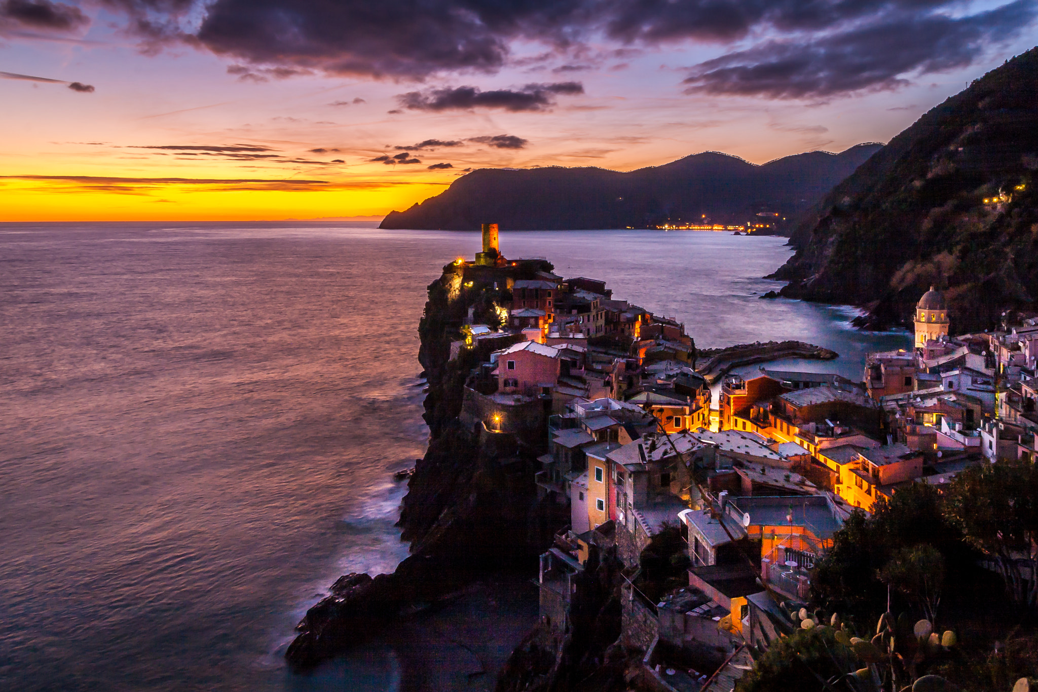 Canon EF-S 10-18mm F4.5–5.6 IS STM sample photo. Vernazza sunset photography