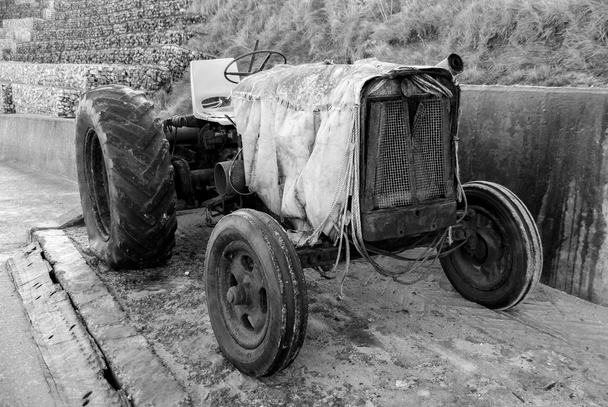 Sony Alpha DSLR-A300 sample photo. Old tractor photography