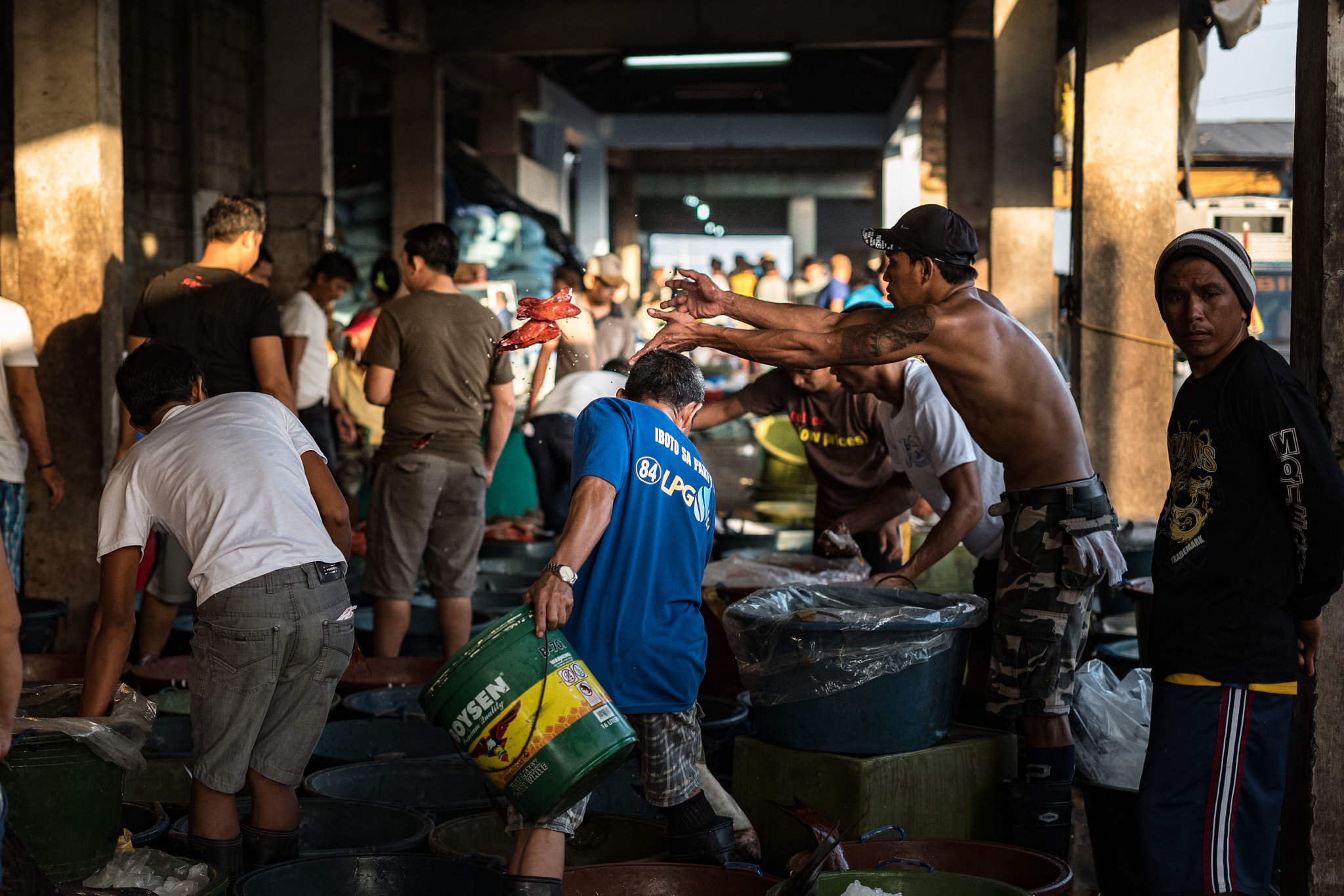 Leica APO-Summicron-M 50mm F2 ASPH sample photo. Fish market in manila photography