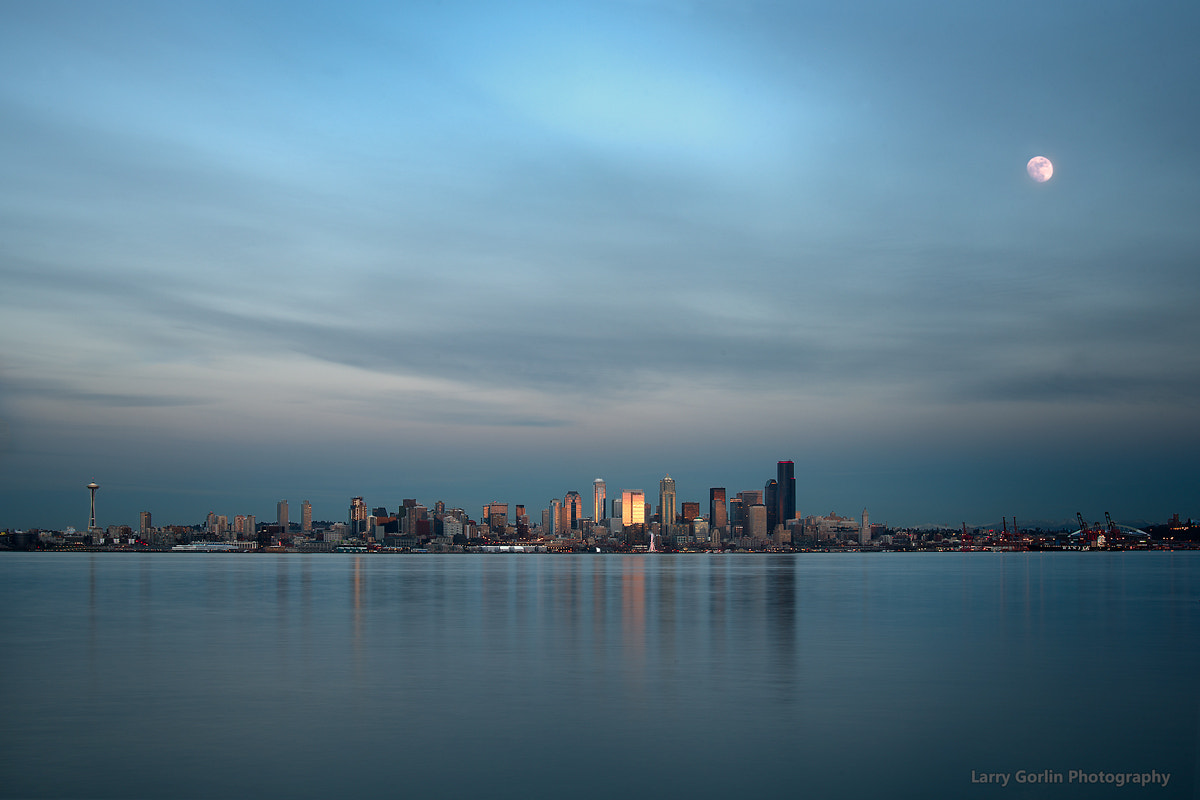 Nikon D750 + AF Zoom-Nikkor 28-70mm f/3.5-4.5D sample photo. Moon over seattle photography