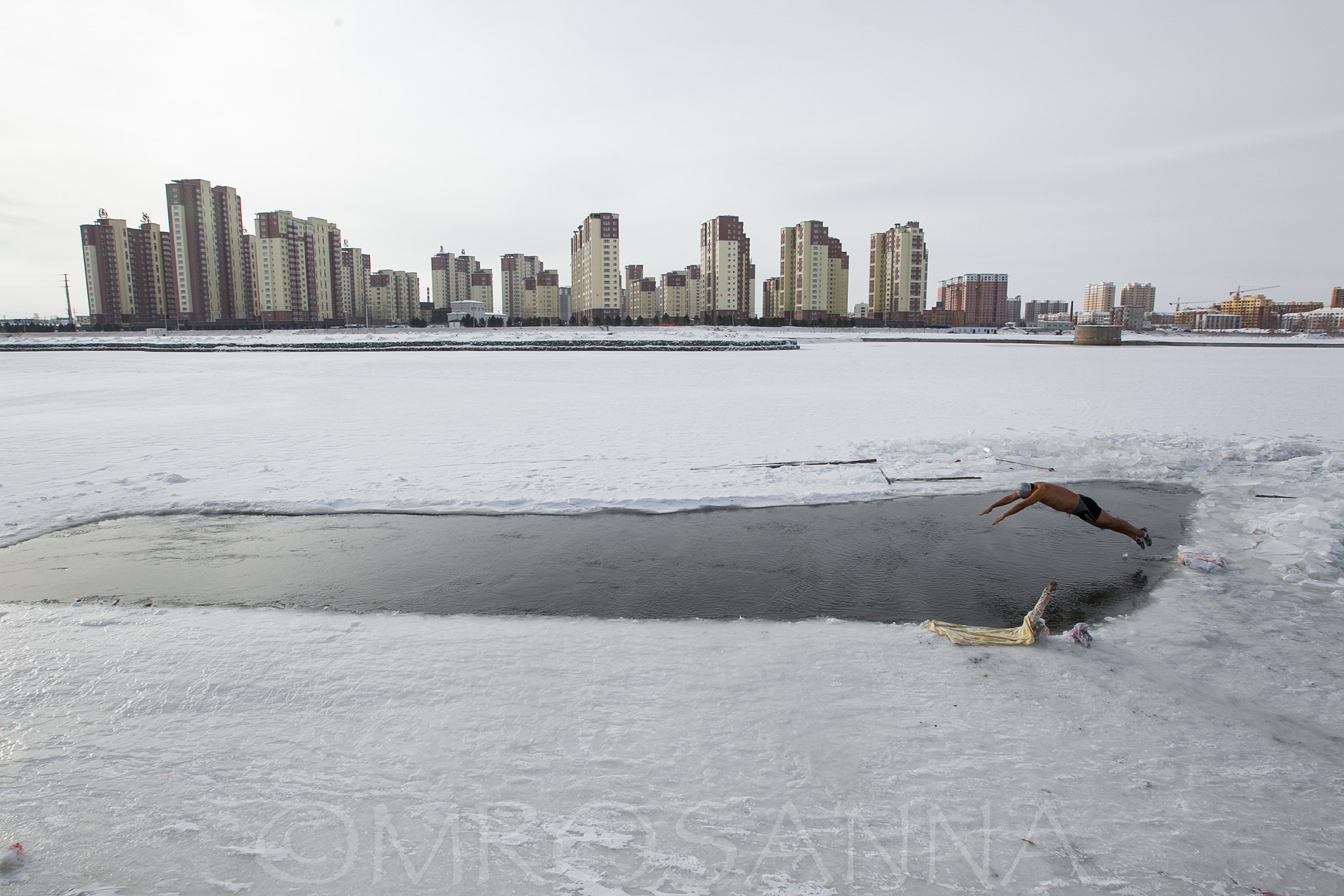 Canon EOS-1D Mark IV sample photo. Winter swimming photography