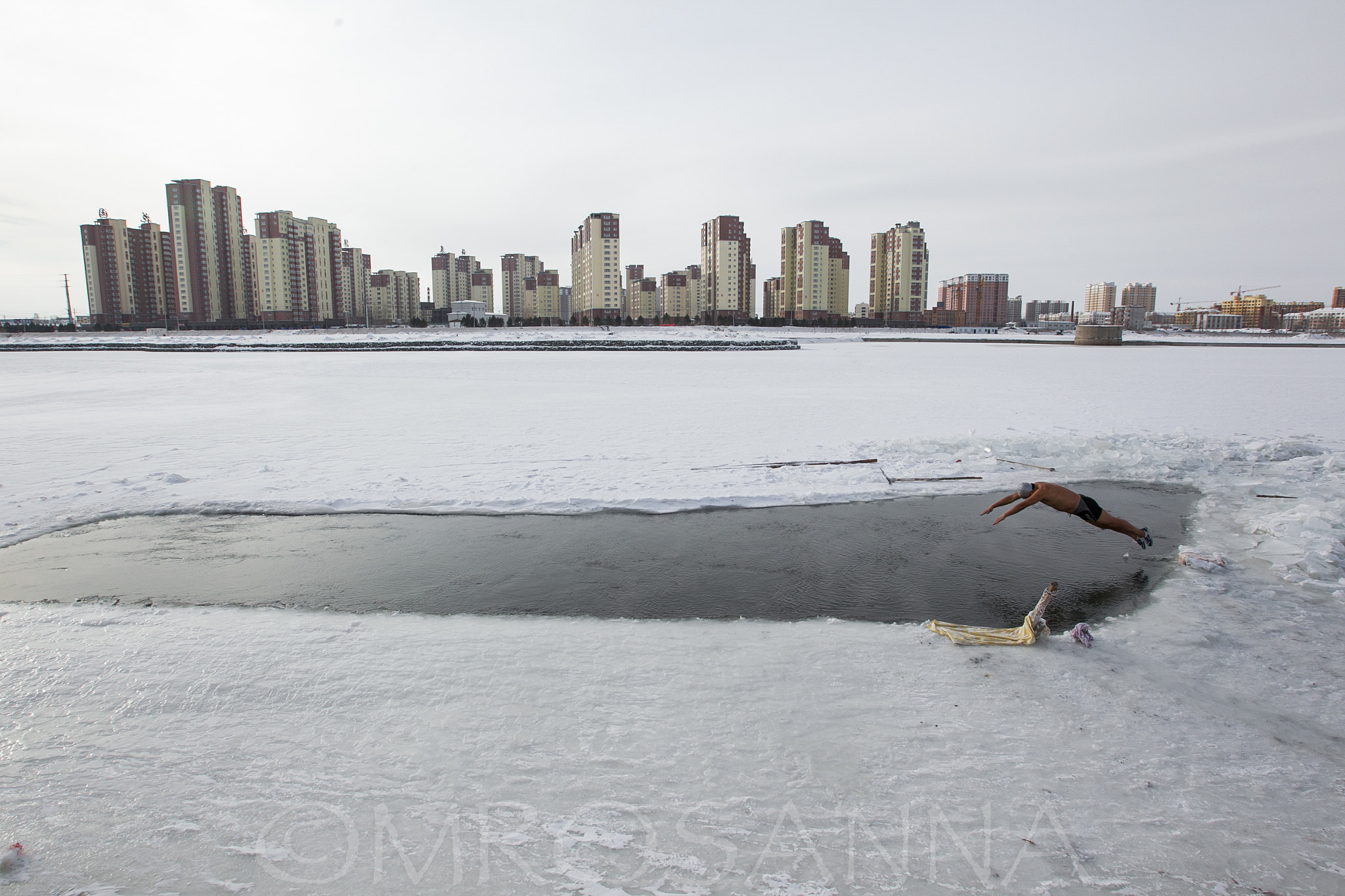 Canon EOS-1D Mark IV + Canon EF 16-35mm F2.8L USM sample photo. Winter swimming photography