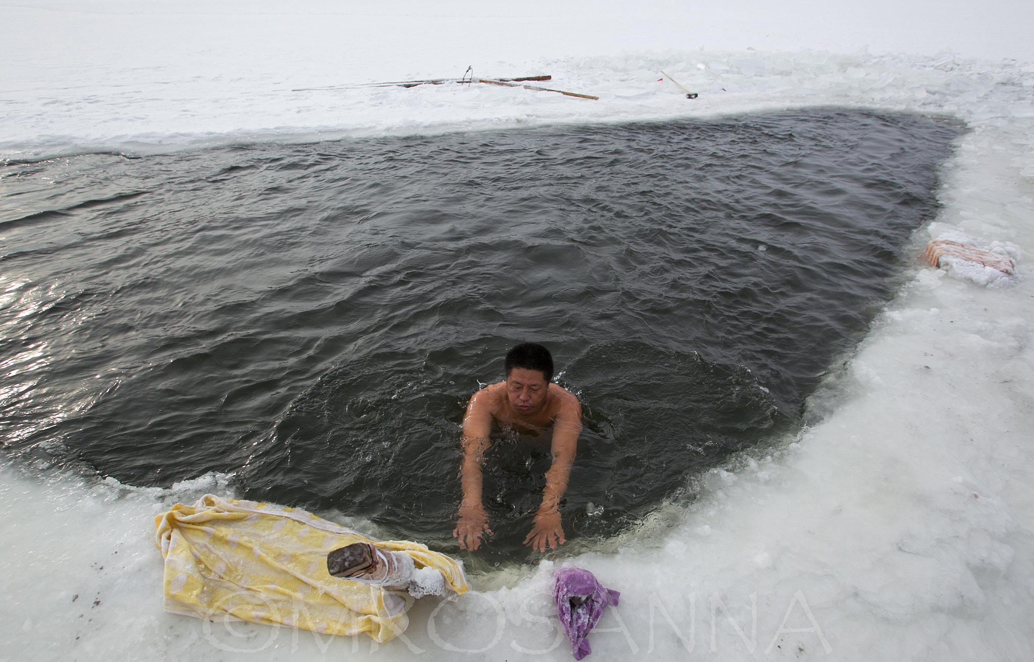 Canon EOS-1D Mark IV + Canon EF 16-35mm F2.8L USM sample photo. Hailar winter swimming photography