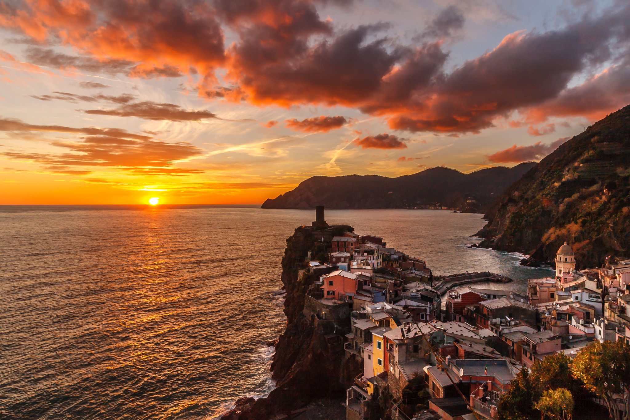 Canon EF-S 10-18mm F4.5–5.6 IS STM sample photo. Vernazza sunset photography