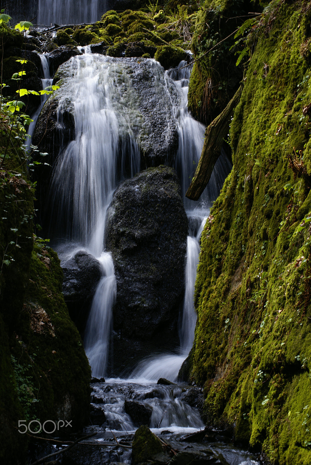 Sony Alpha DSLR-A100 + Sony DT 55-200mm F4-5.6 SAM sample photo. Waterfall photography