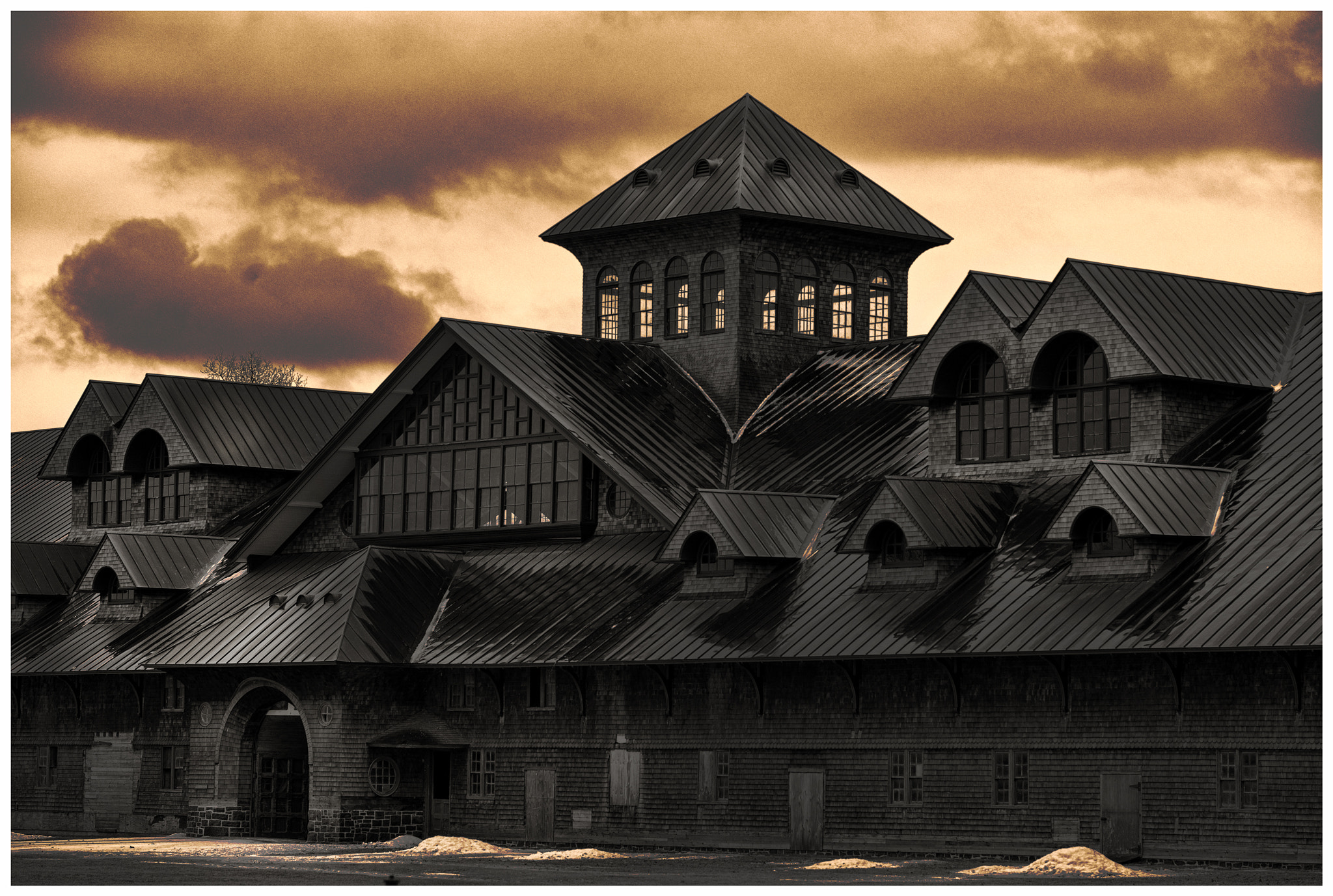 Nikon D800 + Nikon AF Nikkor 105mm F2D DC sample photo. Drama barn photography