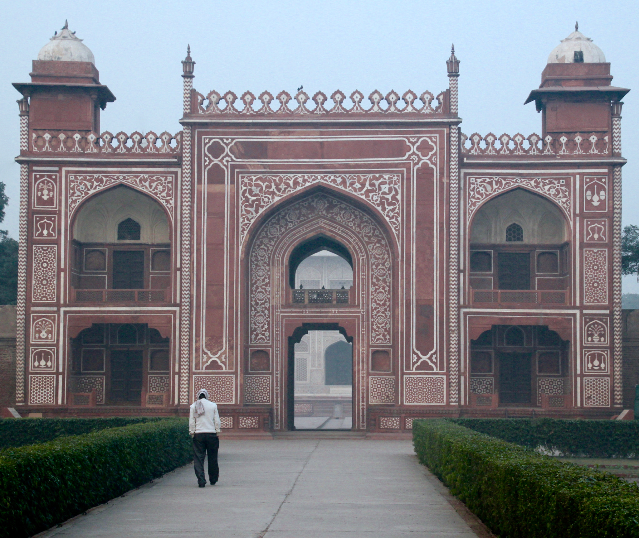 Canon EOS 550D (EOS Rebel T2i / EOS Kiss X4) + Sigma 18-125mm F3.8-5.6 DC OS HSM sample photo. Early morning at the tomb of i'timād-ud-daulah, agra photography