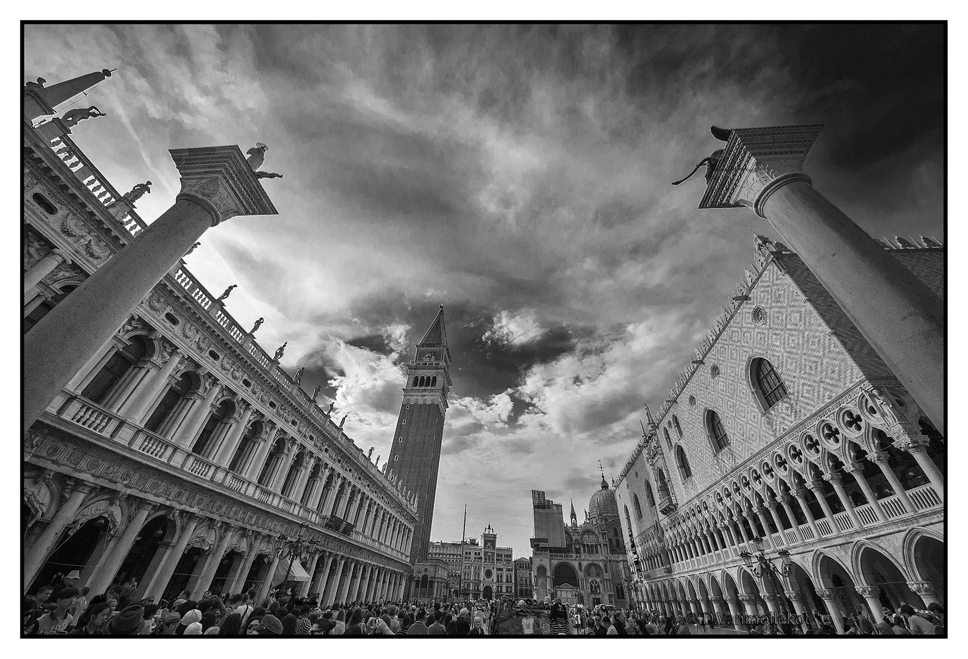 Sigma 8-16mm F4.5-5.6 DC HSM sample photo. Venise b/w photography