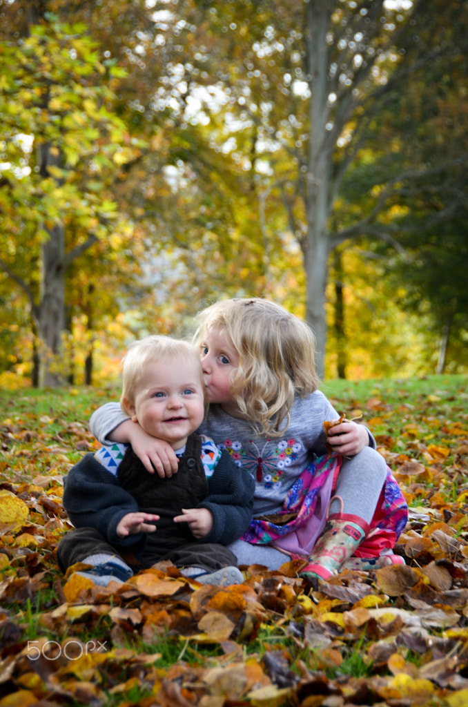 Nikon D5100 + Sigma 24mm F1.8 EX DG Aspherical Macro sample photo. Siblings photography