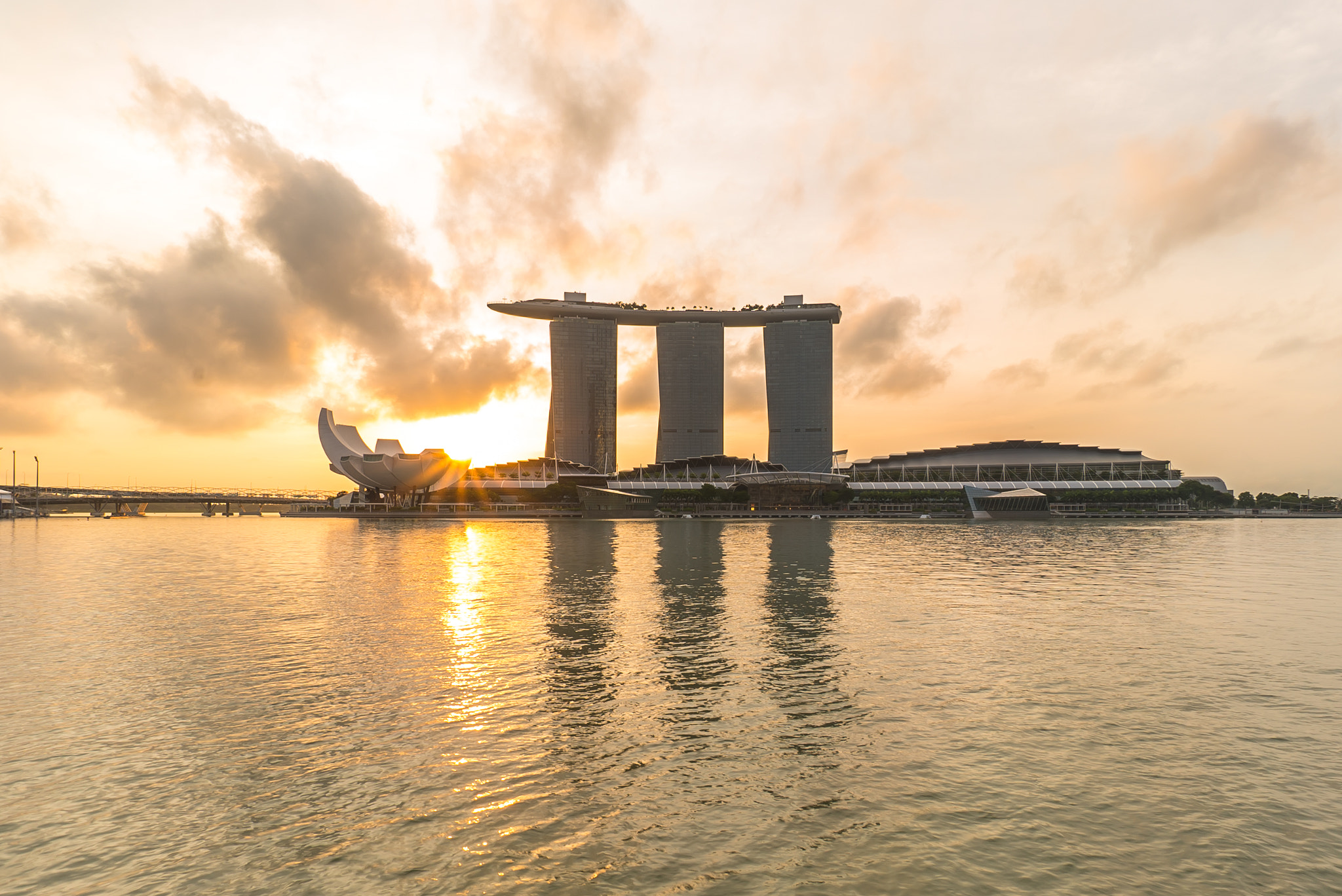 Sony a7S II + Sony E 10-18mm F4 OSS sample photo. Sunburst at marina bay singapore photography