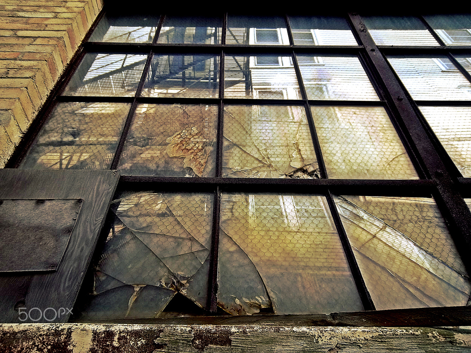 Kodak EASYSHARE M575 DIGITAL CAMERA sample photo. Cracked windows photography