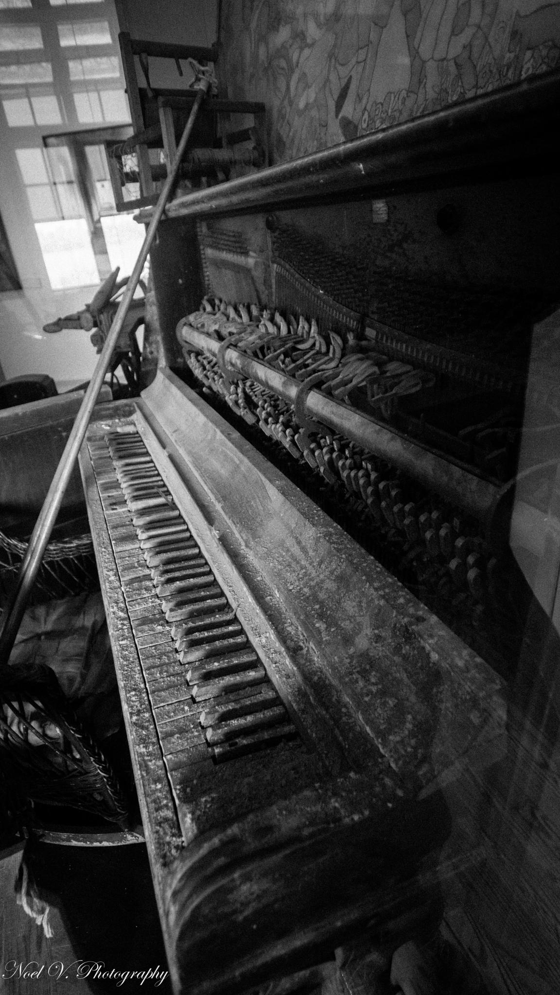 Sony SLT-A65 (SLT-A65V) + Sigma 10-20mm F3.5 EX DC HSM sample photo. Piano photography