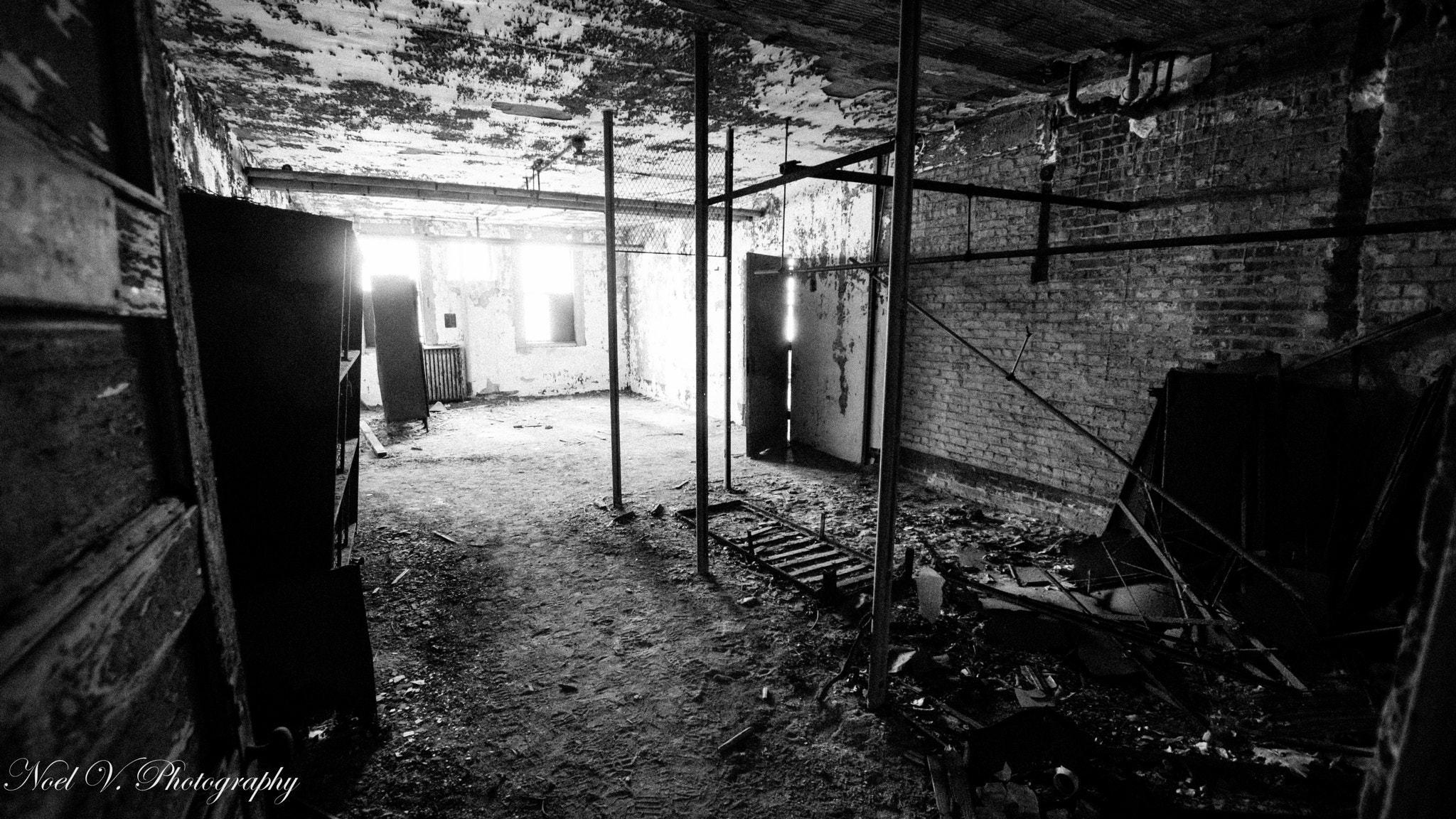 Sony SLT-A65 (SLT-A65V) + Sigma 10-20mm F3.5 EX DC HSM sample photo. Battered laundry room photography