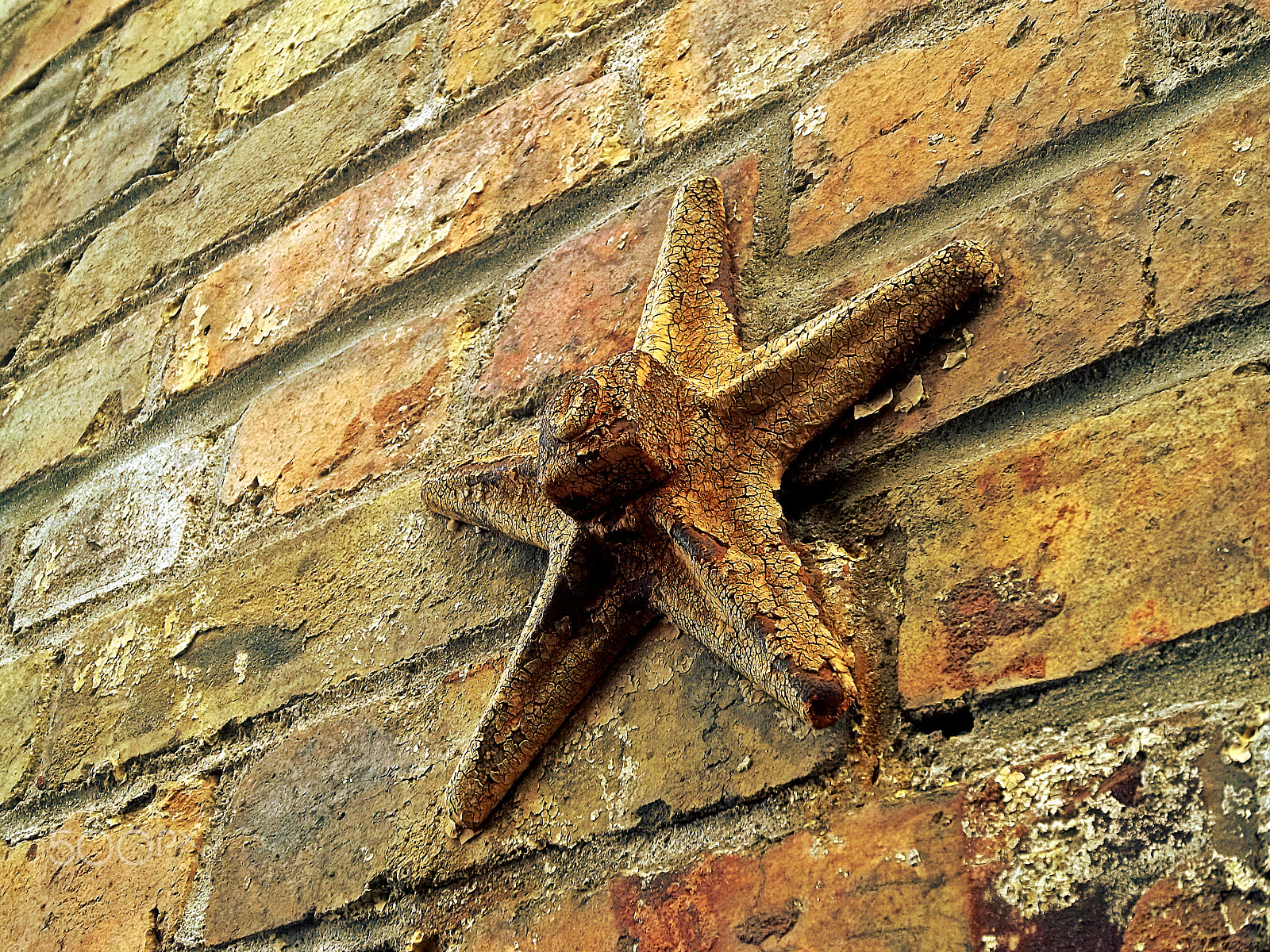 Kodak EASYSHARE M575 DIGITAL CAMERA sample photo. Rusty star on old building photography