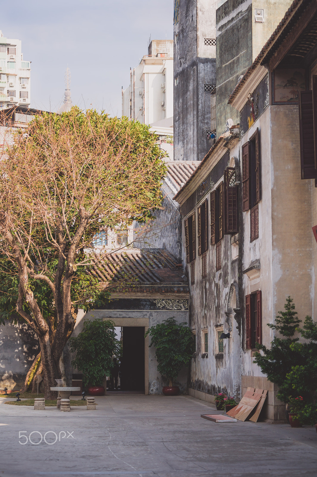 Minolta AF 80-200mm F2.8 HS-APO G sample photo. The courtyard of the old homestead photography