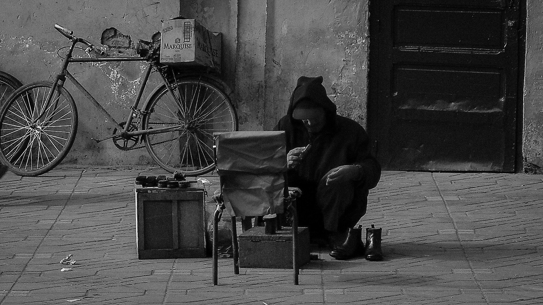 Leica D-LUX2 sample photo. Street shot of cobbler in marrakech photography