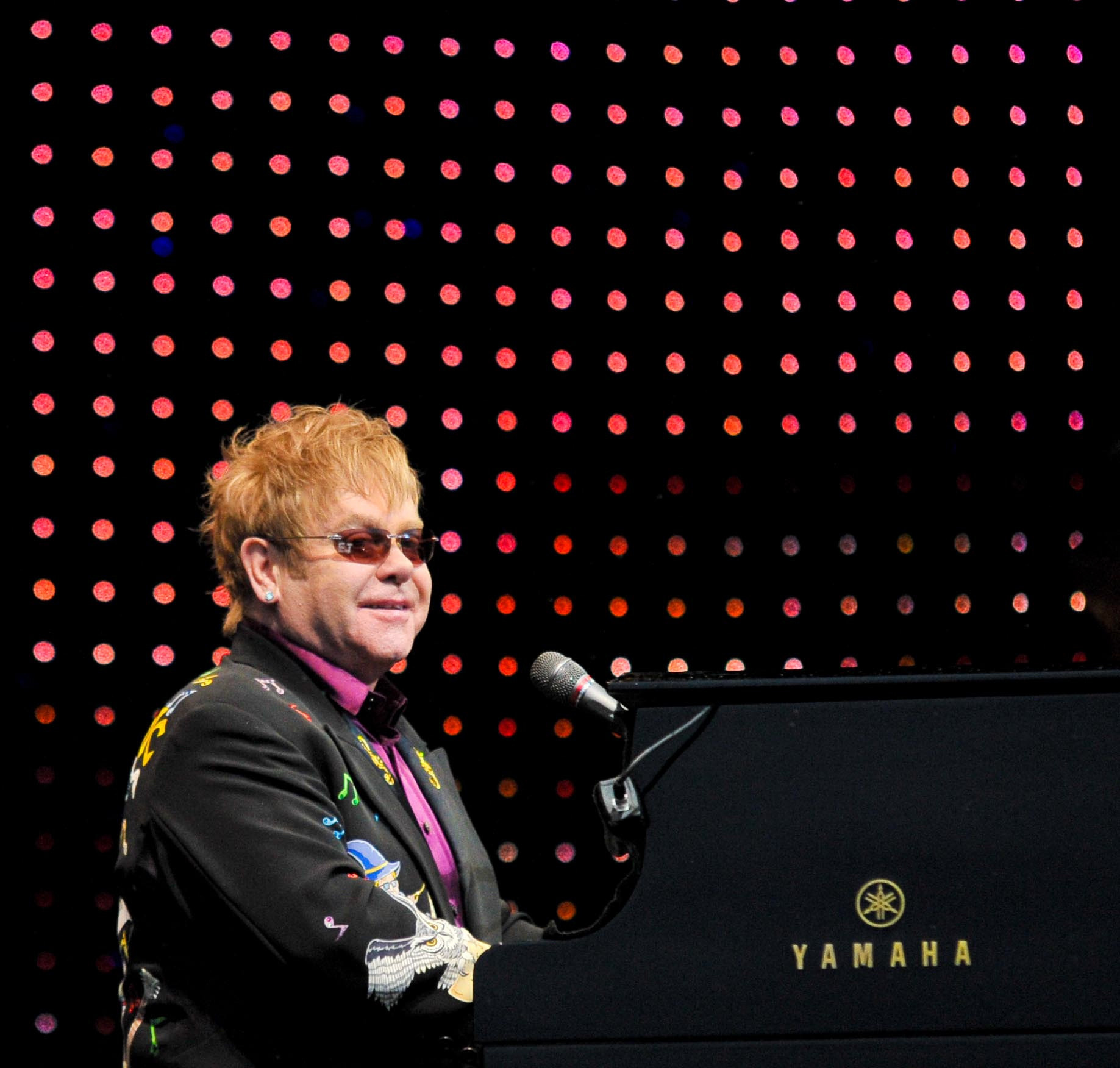 Sigma 70-200mm F2.8 EX DG Macro HSM II sample photo. Behind the scene's at sir elton john concert photography