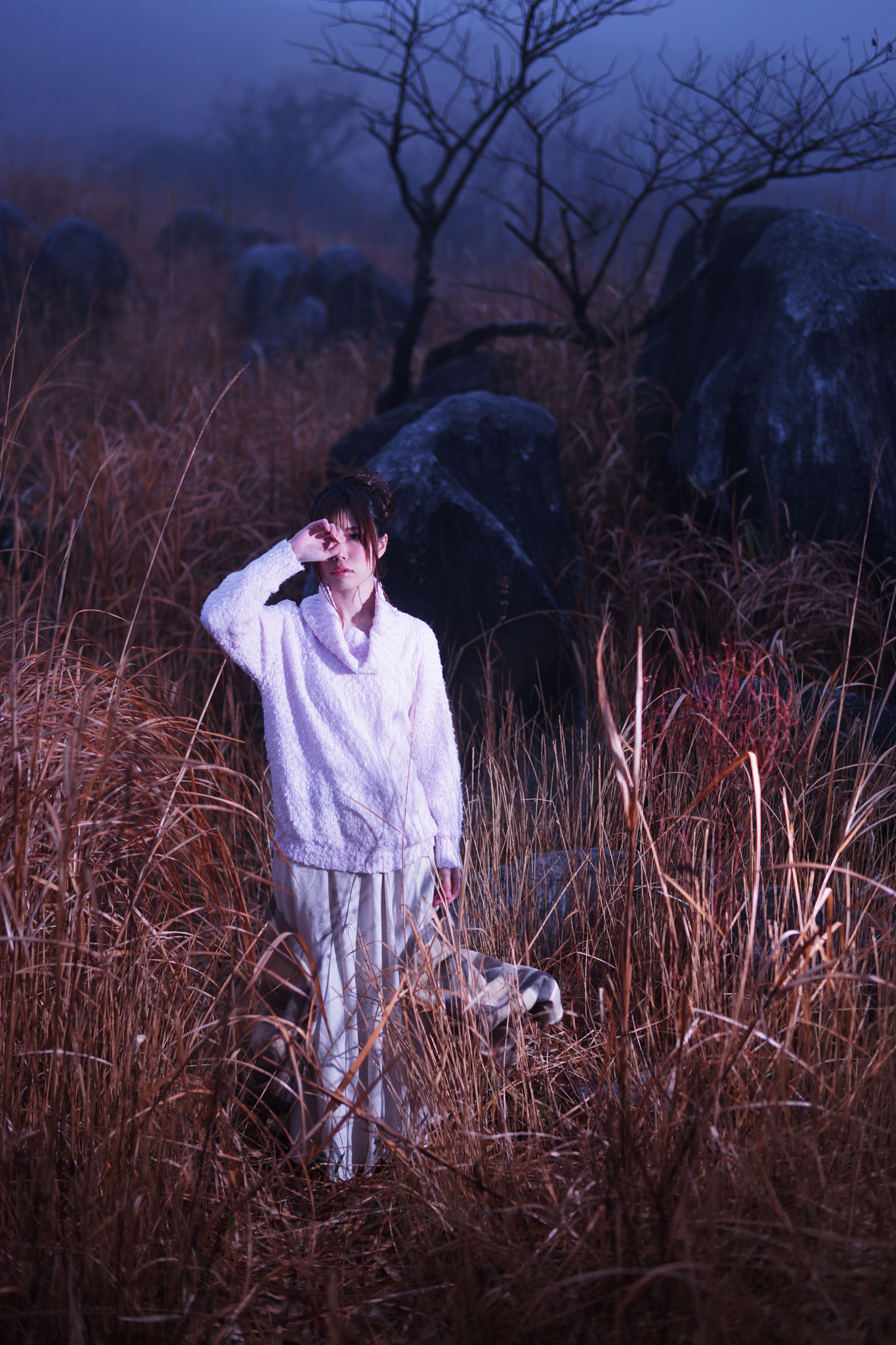 Sony Planar T* 50mm F1.4 ZA SSM sample photo. The woman who stands still on the karst plateau photography