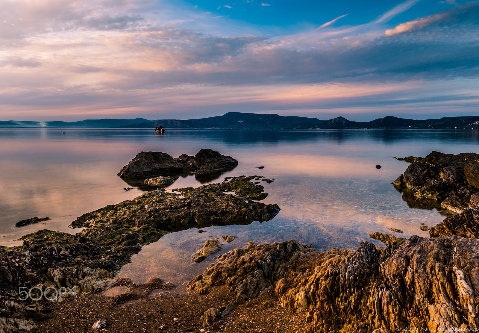 Fujifilm X-E2 + Fujifilm XF 16mm F1.4 R WR sample photo. Little bay and a boat photography