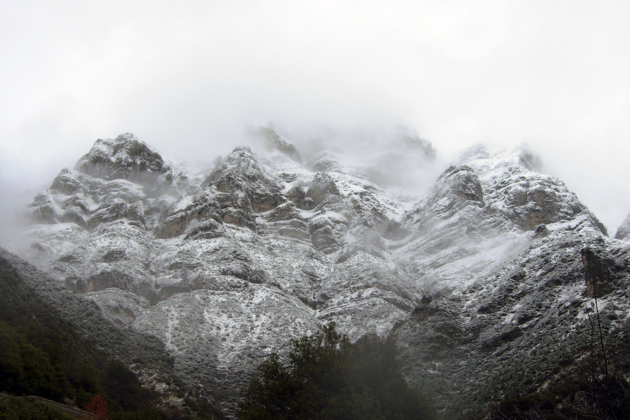 Nikon COOLPIX P4 sample photo. Mt stroggoula north face in the clouds photography